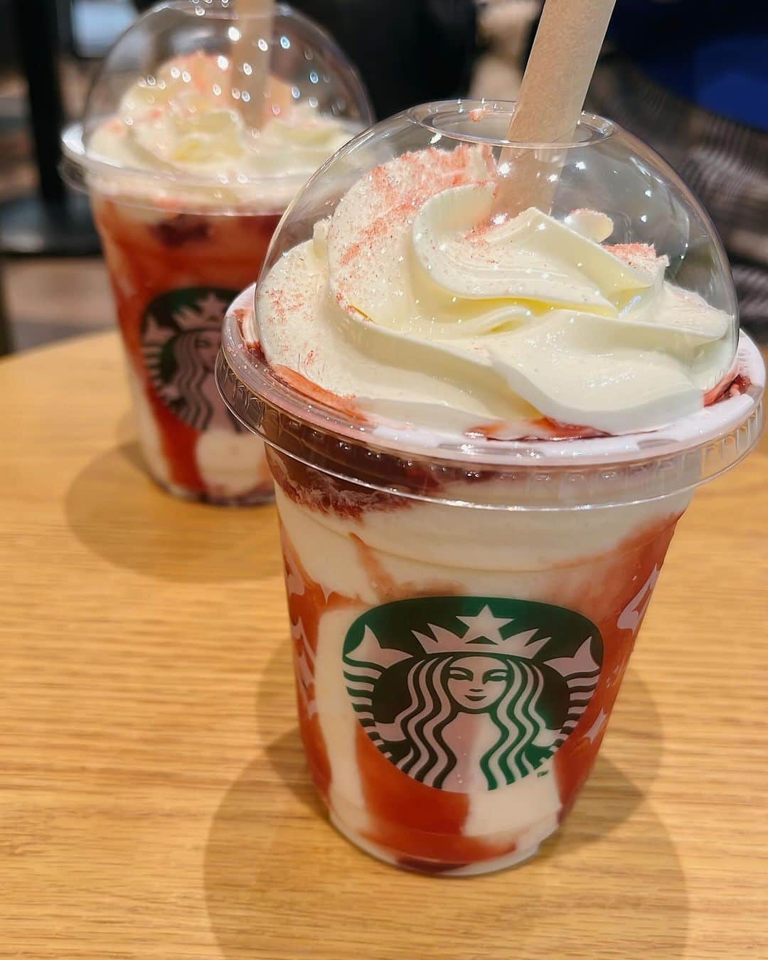 石田燿子のインスタグラム：「ストロベリーメリークリームフラペチーノ🍓🍓🍓 マスカルポーネっておいしいよね😋  からのキムチ鍋🍺 今シーズン、鍋にハマっています🤭🤭  あ、明日21時から 久しぶりにYouTubeライブやる予定。 12/2のライブのグッズ情報などを発表できるみたい✨ まったりおうち配信です🏠 月曜からカンパイしよう🍻✨✨  石田燿子YouTube channelで待ってます！」