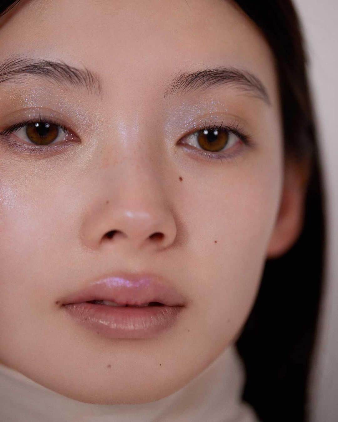 The Fashion Postさんのインスタグラム写真 - (The Fashion PostInstagram)「#beauty ADDICTION with Kotona Minami 『冬の肌を彩るカラーメイク。南琴奈がまとう、心躍る色 vol.2』  第2回目は ADDICTION (アディクション)のホリデーコレクションをピックアップ。目にしたことのある景色、夢の中で体験したような場面。「知らないはずなのに、知っている」というデジャヴの感覚は、時間は現在、過去、未来のすべてが同じ盤上に存在し、まるでビニールレコードのようにパターンが繰り返されているから。だとしたら、自分の人生の色合いを受け入れ、もっと思い切り楽しむことができるのでは？ そんな考えから生まれた「UNKNOWN FAMILIAR」の世界が本コレクションのテーマ。  model: Kotona Minami  photography: Yuki Kumagai  styling: Sumire Hayakahair: Tenju  makeup: Tsubasa Kase  edit & text: Yuko Igarashi  #tp #thefashionpost #addiction #アディクション #南琴奈 #kotonaminami #ホリデーコフレ2023 #クリスマスコフレ2023」11月19日 22時37分 - tfpjp