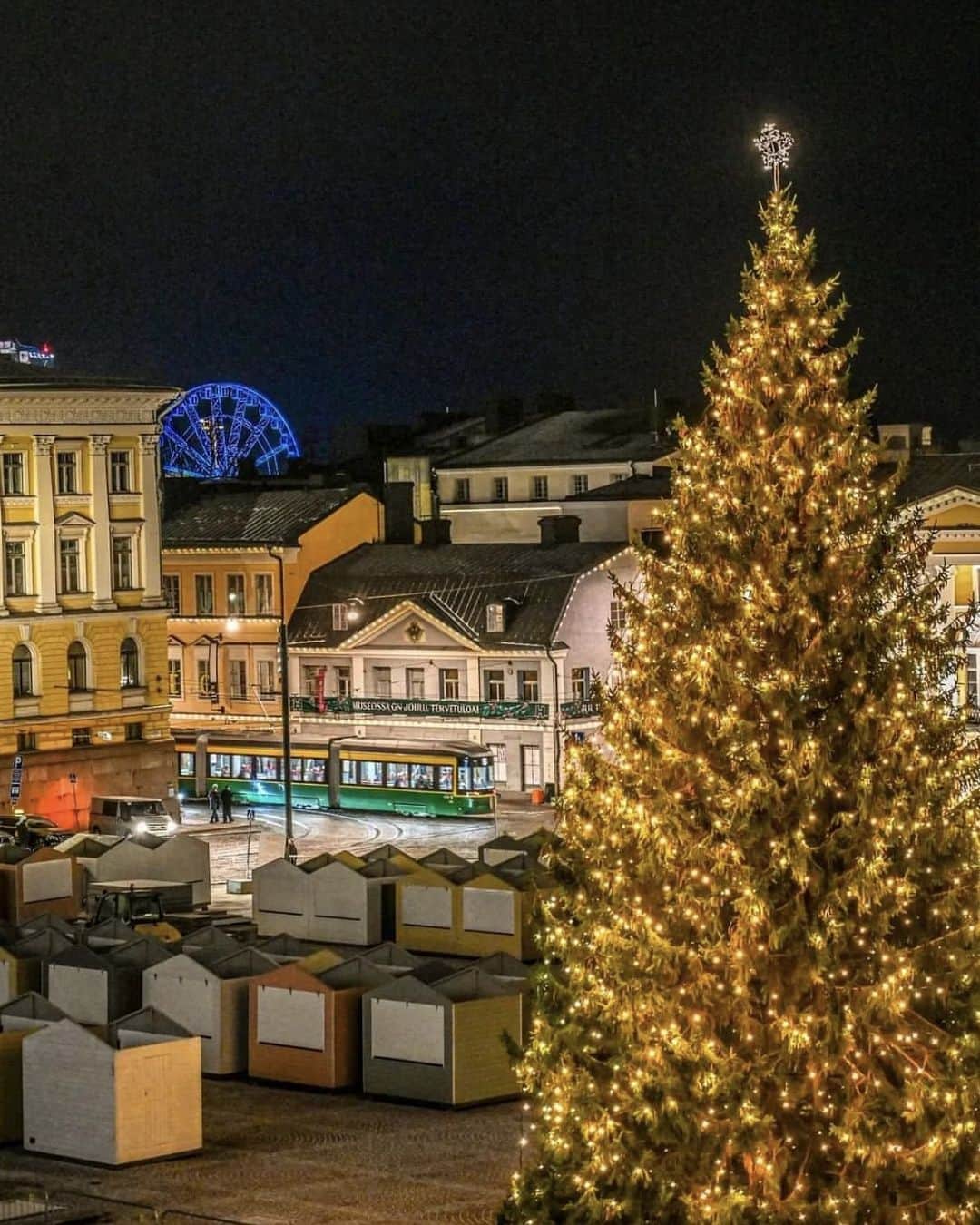 フィンランド政府観光局さんのインスタグラム写真 - (フィンランド政府観光局Instagram)「昨日ヘルシンキで開催されたクリスマスのオープニングイベント。恒例のクリスマスパレードの様子を写真でお楽しみください！🎅🤶🎄🎶✨  📸 @antsvahter Kiitos! 🙏 #visitfinland #ourfinland #visitfinlandjp #finland #北欧旅行 #travelgram #フィンランド #フィンランド政府観光局 #北欧 #travel #instatravel #travel #travelgram #travelling #traveler #旅したくなるフォト #旅行 #旅 #海外旅行 #travelphotography #旅行大好き #旅行好き #旅スタグラム #旅好き #ヨーロッパ旅行 #旅に出たい #トラベル  #myhelsinki #ヘルシンキ #クリスマス」11月19日 22時37分 - visitfinlandjapan