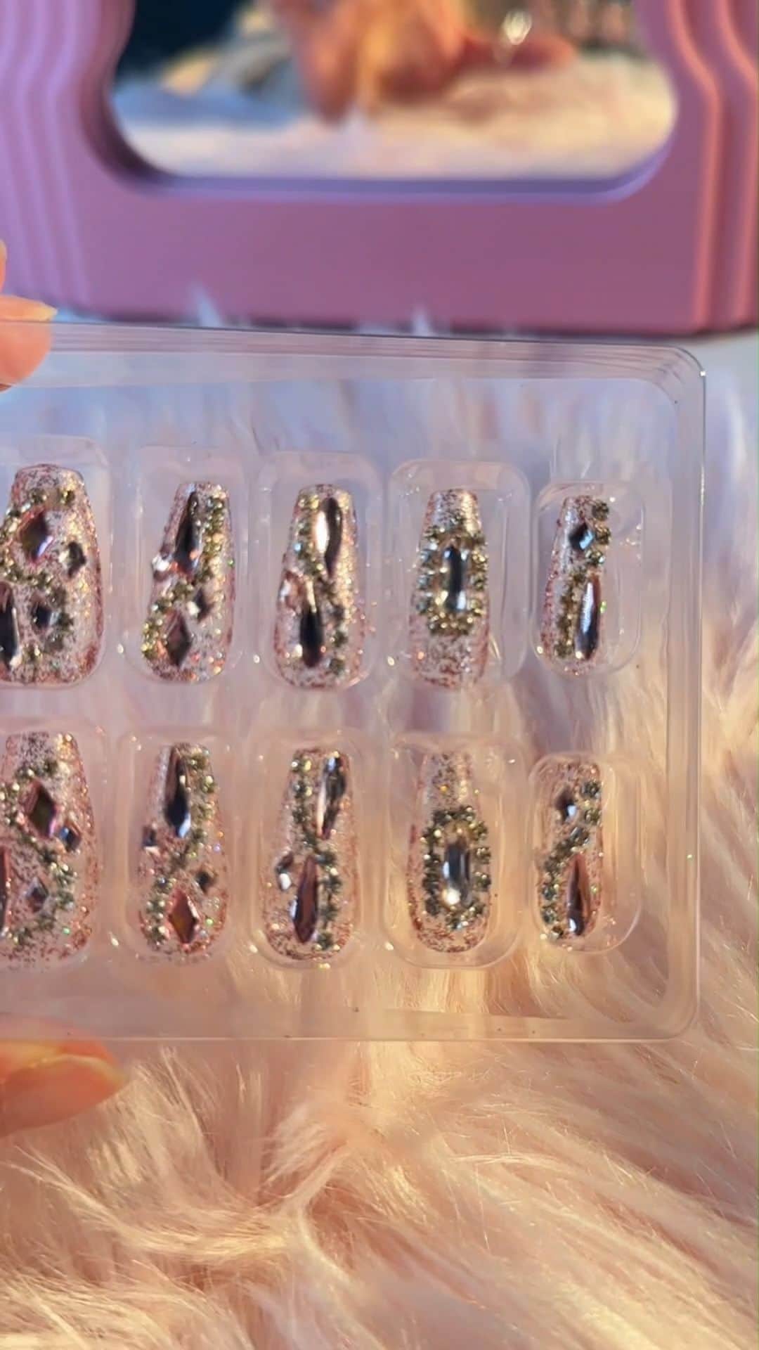 SHEINのインスタグラム：「The perfect holiday look? Yeah, we NAILED IT! 😜💅 Make the most of our mani Black Friday deals on nail art stickers, polishes, and decorations for days!! ✨🖤🖤🖤  🔎602518  🔗:https://shein.shop/va7v933  #SHEINblackfriday」