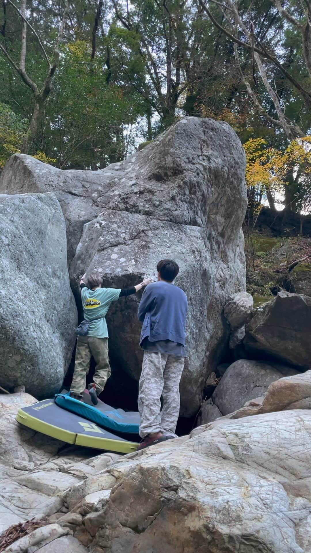 渡辺沙亜里のインスタグラム：「川面/二段👏🏻 だんだん結露してきてラスト数トライ…でギリギリゲット✨ めちゃ綺麗な岩で高度感もあって楽しかったーー  やっぱ岩のこの緊張感と気合いの入れ方好きだなぁ。 シーズンインな空気を感じてワクワクしました😊 またお邪魔します！！！  #日ノ影ボルダー  #神太郎水神エリア  #川面 @unparallelup  @gontexofficial  @mudhand_cb」