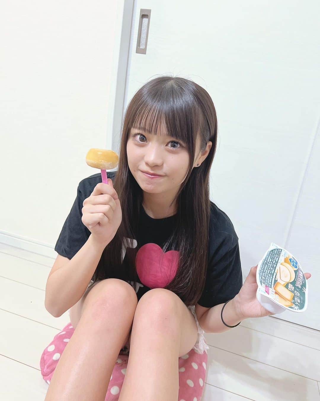 杉井美咲のインスタグラム：「期間限定の雪見だいふく⛄️❄️ めっちゃおいしいからみんな食べて❤︎過去1れべるー！！ ・ ・ #jk #sjk #jk2 #jkブランド #jkの素敵な思い出 #07 #杉井美咲 #女子高生ミスコン #高一ミスコン」