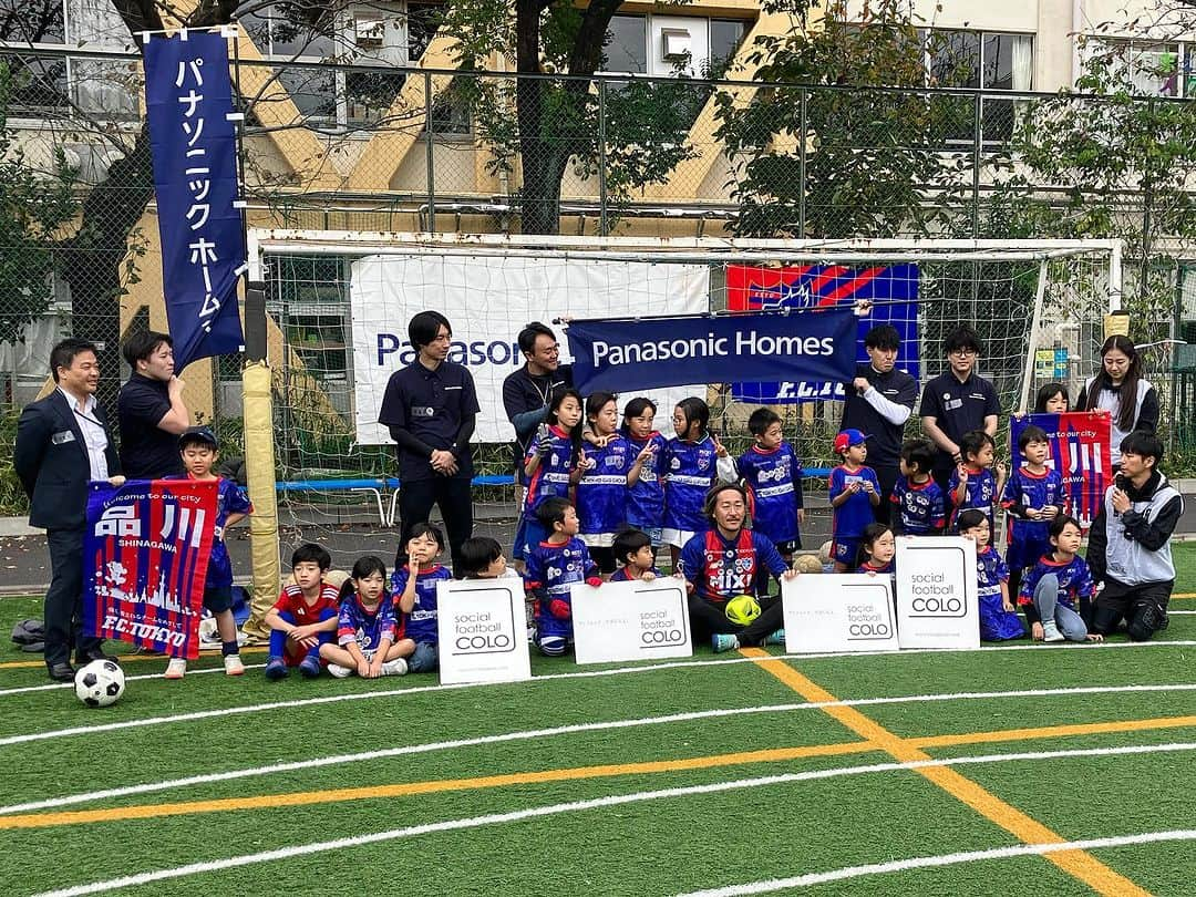 石川直宏のインスタグラム：「『まちなか防災サッカー』  ・参加者の皆さんに防災に興味を持っていただく。  ・在宅避難の準備の必要性を知り、対策(耐震対策・家具点灯防止・備蓄など)に取り組んでいただくきっかけに。  今年で3年目となる戸越銀座商店街主催の【まちなか防災サッカー】  パナソニックホームズさんとの【防災ウルトラクイズ】  HITOTOWさんとの【防災サッカー教室】  体育館へ移動し、【アルファ米試食・避難所体験】  以前参加してくれた子どもたちや親御さんも多くいらっしゃいました✨  今年は関東大震災から100年。 本日11月19日は【備蓄の日】。  今一度、防災を考えるきっかけに⛑️🥫  参加いただいた皆さん 関係者の皆さん  ありがとうございました🙌  #防災サッカー #戸越銀座商店街 #パナソニックホームズ #HITOTOWA #fctokyo #FC東京 #Shinagawa #品川 #Tokyo #東京 #東京が熱狂 #FC東京ファミリー #fctokyoclubcommunicator  #FC東京クラブコミュニケーター #NaohiroIshikawa #石川直宏」