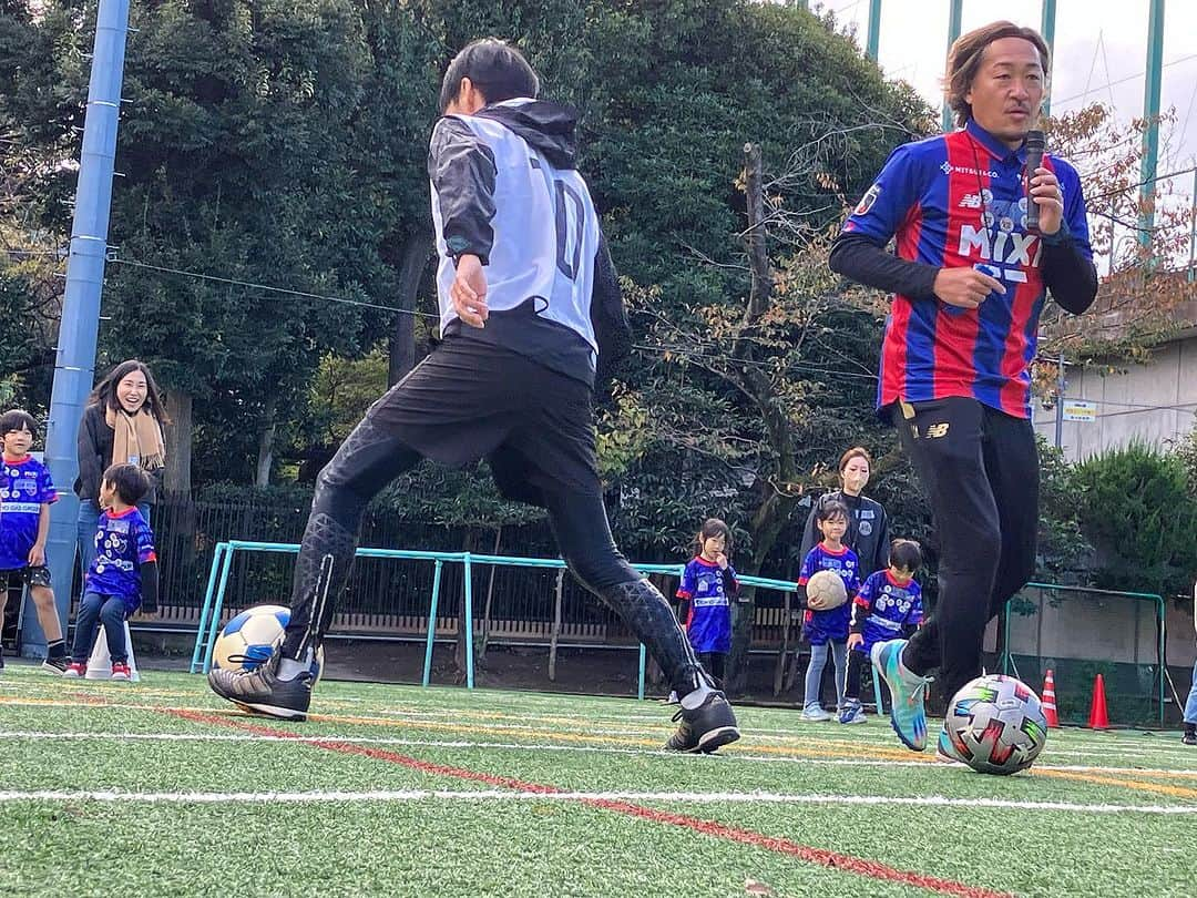 石川直宏さんのインスタグラム写真 - (石川直宏Instagram)「『まちなか防災サッカー』  ・参加者の皆さんに防災に興味を持っていただく。  ・在宅避難の準備の必要性を知り、対策(耐震対策・家具点灯防止・備蓄など)に取り組んでいただくきっかけに。  今年で3年目となる戸越銀座商店街主催の【まちなか防災サッカー】  パナソニックホームズさんとの【防災ウルトラクイズ】  HITOTOWさんとの【防災サッカー教室】  体育館へ移動し、【アルファ米試食・避難所体験】  以前参加してくれた子どもたちや親御さんも多くいらっしゃいました✨  今年は関東大震災から100年。 本日11月19日は【備蓄の日】。  今一度、防災を考えるきっかけに⛑️🥫  参加いただいた皆さん 関係者の皆さん  ありがとうございました🙌  #防災サッカー #戸越銀座商店街 #パナソニックホームズ #HITOTOWA #fctokyo #FC東京 #Shinagawa #品川 #Tokyo #東京 #東京が熱狂 #FC東京ファミリー #fctokyoclubcommunicator  #FC東京クラブコミュニケーター #NaohiroIshikawa #石川直宏」11月19日 22時46分 - sgss.18