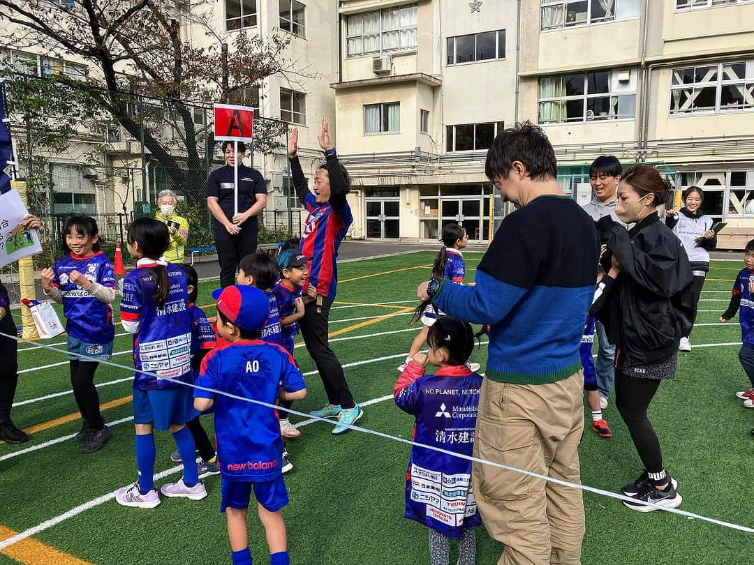 石川直宏さんのインスタグラム写真 - (石川直宏Instagram)「『まちなか防災サッカー』  ・参加者の皆さんに防災に興味を持っていただく。  ・在宅避難の準備の必要性を知り、対策(耐震対策・家具点灯防止・備蓄など)に取り組んでいただくきっかけに。  今年で3年目となる戸越銀座商店街主催の【まちなか防災サッカー】  パナソニックホームズさんとの【防災ウルトラクイズ】  HITOTOWさんとの【防災サッカー教室】  体育館へ移動し、【アルファ米試食・避難所体験】  以前参加してくれた子どもたちや親御さんも多くいらっしゃいました✨  今年は関東大震災から100年。 本日11月19日は【備蓄の日】。  今一度、防災を考えるきっかけに⛑️🥫  参加いただいた皆さん 関係者の皆さん  ありがとうございました🙌  #防災サッカー #戸越銀座商店街 #パナソニックホームズ #HITOTOWA #fctokyo #FC東京 #Shinagawa #品川 #Tokyo #東京 #東京が熱狂 #FC東京ファミリー #fctokyoclubcommunicator  #FC東京クラブコミュニケーター #NaohiroIshikawa #石川直宏」11月19日 22時46分 - sgss.18