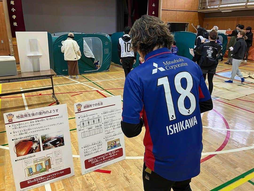 石川直宏さんのインスタグラム写真 - (石川直宏Instagram)「『まちなか防災サッカー』  ・参加者の皆さんに防災に興味を持っていただく。  ・在宅避難の準備の必要性を知り、対策(耐震対策・家具点灯防止・備蓄など)に取り組んでいただくきっかけに。  今年で3年目となる戸越銀座商店街主催の【まちなか防災サッカー】  パナソニックホームズさんとの【防災ウルトラクイズ】  HITOTOWさんとの【防災サッカー教室】  体育館へ移動し、【アルファ米試食・避難所体験】  以前参加してくれた子どもたちや親御さんも多くいらっしゃいました✨  今年は関東大震災から100年。 本日11月19日は【備蓄の日】。  今一度、防災を考えるきっかけに⛑️🥫  参加いただいた皆さん 関係者の皆さん  ありがとうございました🙌  #防災サッカー #戸越銀座商店街 #パナソニックホームズ #HITOTOWA #fctokyo #FC東京 #Shinagawa #品川 #Tokyo #東京 #東京が熱狂 #FC東京ファミリー #fctokyoclubcommunicator  #FC東京クラブコミュニケーター #NaohiroIshikawa #石川直宏」11月19日 22時46分 - sgss.18