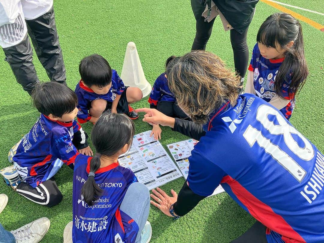 石川直宏さんのインスタグラム写真 - (石川直宏Instagram)「『まちなか防災サッカー』  ・参加者の皆さんに防災に興味を持っていただく。  ・在宅避難の準備の必要性を知り、対策(耐震対策・家具点灯防止・備蓄など)に取り組んでいただくきっかけに。  今年で3年目となる戸越銀座商店街主催の【まちなか防災サッカー】  パナソニックホームズさんとの【防災ウルトラクイズ】  HITOTOWさんとの【防災サッカー教室】  体育館へ移動し、【アルファ米試食・避難所体験】  以前参加してくれた子どもたちや親御さんも多くいらっしゃいました✨  今年は関東大震災から100年。 本日11月19日は【備蓄の日】。  今一度、防災を考えるきっかけに⛑️🥫  参加いただいた皆さん 関係者の皆さん  ありがとうございました🙌  #防災サッカー #戸越銀座商店街 #パナソニックホームズ #HITOTOWA #fctokyo #FC東京 #Shinagawa #品川 #Tokyo #東京 #東京が熱狂 #FC東京ファミリー #fctokyoclubcommunicator  #FC東京クラブコミュニケーター #NaohiroIshikawa #石川直宏」11月19日 22時46分 - sgss.18