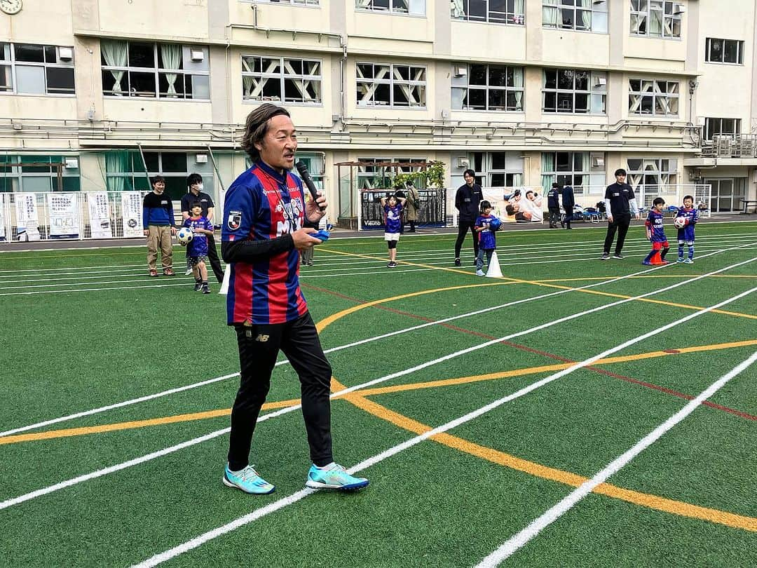 石川直宏さんのインスタグラム写真 - (石川直宏Instagram)「『まちなか防災サッカー』  ・参加者の皆さんに防災に興味を持っていただく。  ・在宅避難の準備の必要性を知り、対策(耐震対策・家具点灯防止・備蓄など)に取り組んでいただくきっかけに。  今年で3年目となる戸越銀座商店街主催の【まちなか防災サッカー】  パナソニックホームズさんとの【防災ウルトラクイズ】  HITOTOWさんとの【防災サッカー教室】  体育館へ移動し、【アルファ米試食・避難所体験】  以前参加してくれた子どもたちや親御さんも多くいらっしゃいました✨  今年は関東大震災から100年。 本日11月19日は【備蓄の日】。  今一度、防災を考えるきっかけに⛑️🥫  参加いただいた皆さん 関係者の皆さん  ありがとうございました🙌  #防災サッカー #戸越銀座商店街 #パナソニックホームズ #HITOTOWA #fctokyo #FC東京 #Shinagawa #品川 #Tokyo #東京 #東京が熱狂 #FC東京ファミリー #fctokyoclubcommunicator  #FC東京クラブコミュニケーター #NaohiroIshikawa #石川直宏」11月19日 22時46分 - sgss.18