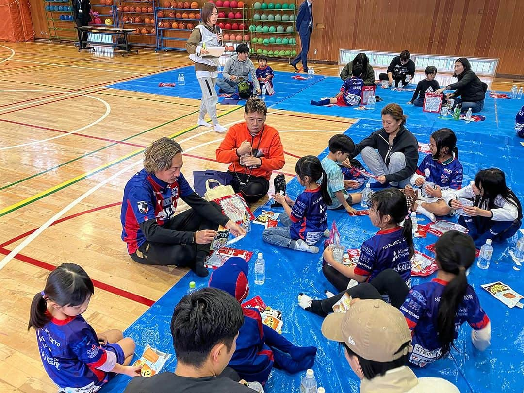 石川直宏さんのインスタグラム写真 - (石川直宏Instagram)「『まちなか防災サッカー』  ・参加者の皆さんに防災に興味を持っていただく。  ・在宅避難の準備の必要性を知り、対策(耐震対策・家具点灯防止・備蓄など)に取り組んでいただくきっかけに。  今年で3年目となる戸越銀座商店街主催の【まちなか防災サッカー】  パナソニックホームズさんとの【防災ウルトラクイズ】  HITOTOWさんとの【防災サッカー教室】  体育館へ移動し、【アルファ米試食・避難所体験】  以前参加してくれた子どもたちや親御さんも多くいらっしゃいました✨  今年は関東大震災から100年。 本日11月19日は【備蓄の日】。  今一度、防災を考えるきっかけに⛑️🥫  参加いただいた皆さん 関係者の皆さん  ありがとうございました🙌  #防災サッカー #戸越銀座商店街 #パナソニックホームズ #HITOTOWA #fctokyo #FC東京 #Shinagawa #品川 #Tokyo #東京 #東京が熱狂 #FC東京ファミリー #fctokyoclubcommunicator  #FC東京クラブコミュニケーター #NaohiroIshikawa #石川直宏」11月19日 22時46分 - sgss.18