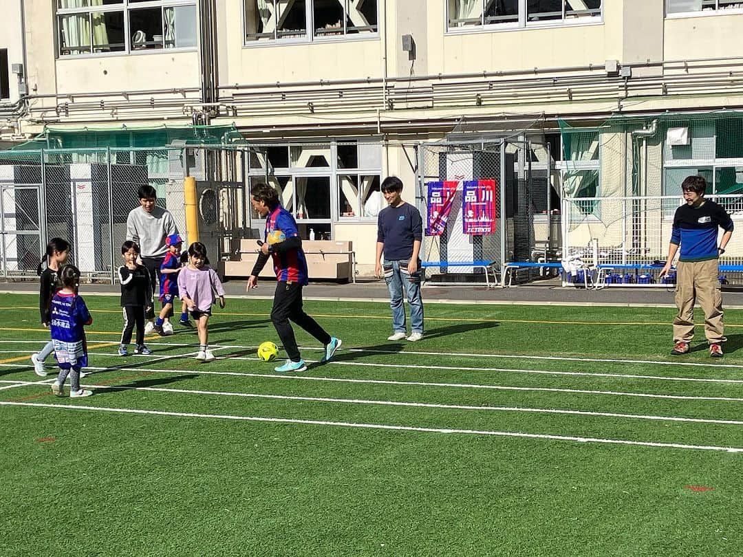 石川直宏さんのインスタグラム写真 - (石川直宏Instagram)「『まちなか防災サッカー』  ・参加者の皆さんに防災に興味を持っていただく。  ・在宅避難の準備の必要性を知り、対策(耐震対策・家具点灯防止・備蓄など)に取り組んでいただくきっかけに。  今年で3年目となる戸越銀座商店街主催の【まちなか防災サッカー】  パナソニックホームズさんとの【防災ウルトラクイズ】  HITOTOWさんとの【防災サッカー教室】  体育館へ移動し、【アルファ米試食・避難所体験】  以前参加してくれた子どもたちや親御さんも多くいらっしゃいました✨  今年は関東大震災から100年。 本日11月19日は【備蓄の日】。  今一度、防災を考えるきっかけに⛑️🥫  参加いただいた皆さん 関係者の皆さん  ありがとうございました🙌  #防災サッカー #戸越銀座商店街 #パナソニックホームズ #HITOTOWA #fctokyo #FC東京 #Shinagawa #品川 #Tokyo #東京 #東京が熱狂 #FC東京ファミリー #fctokyoclubcommunicator  #FC東京クラブコミュニケーター #NaohiroIshikawa #石川直宏」11月19日 22時46分 - sgss.18