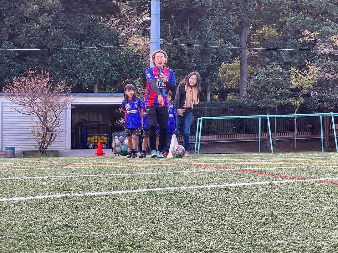 石川直宏さんのインスタグラム写真 - (石川直宏Instagram)「『まちなか防災サッカー』  ・参加者の皆さんに防災に興味を持っていただく。  ・在宅避難の準備の必要性を知り、対策(耐震対策・家具点灯防止・備蓄など)に取り組んでいただくきっかけに。  今年で3年目となる戸越銀座商店街主催の【まちなか防災サッカー】  パナソニックホームズさんとの【防災ウルトラクイズ】  HITOTOWさんとの【防災サッカー教室】  体育館へ移動し、【アルファ米試食・避難所体験】  以前参加してくれた子どもたちや親御さんも多くいらっしゃいました✨  今年は関東大震災から100年。 本日11月19日は【備蓄の日】。  今一度、防災を考えるきっかけに⛑️🥫  参加いただいた皆さん 関係者の皆さん  ありがとうございました🙌  #防災サッカー #戸越銀座商店街 #パナソニックホームズ #HITOTOWA #fctokyo #FC東京 #Shinagawa #品川 #Tokyo #東京 #東京が熱狂 #FC東京ファミリー #fctokyoclubcommunicator  #FC東京クラブコミュニケーター #NaohiroIshikawa #石川直宏」11月19日 22時46分 - sgss.18