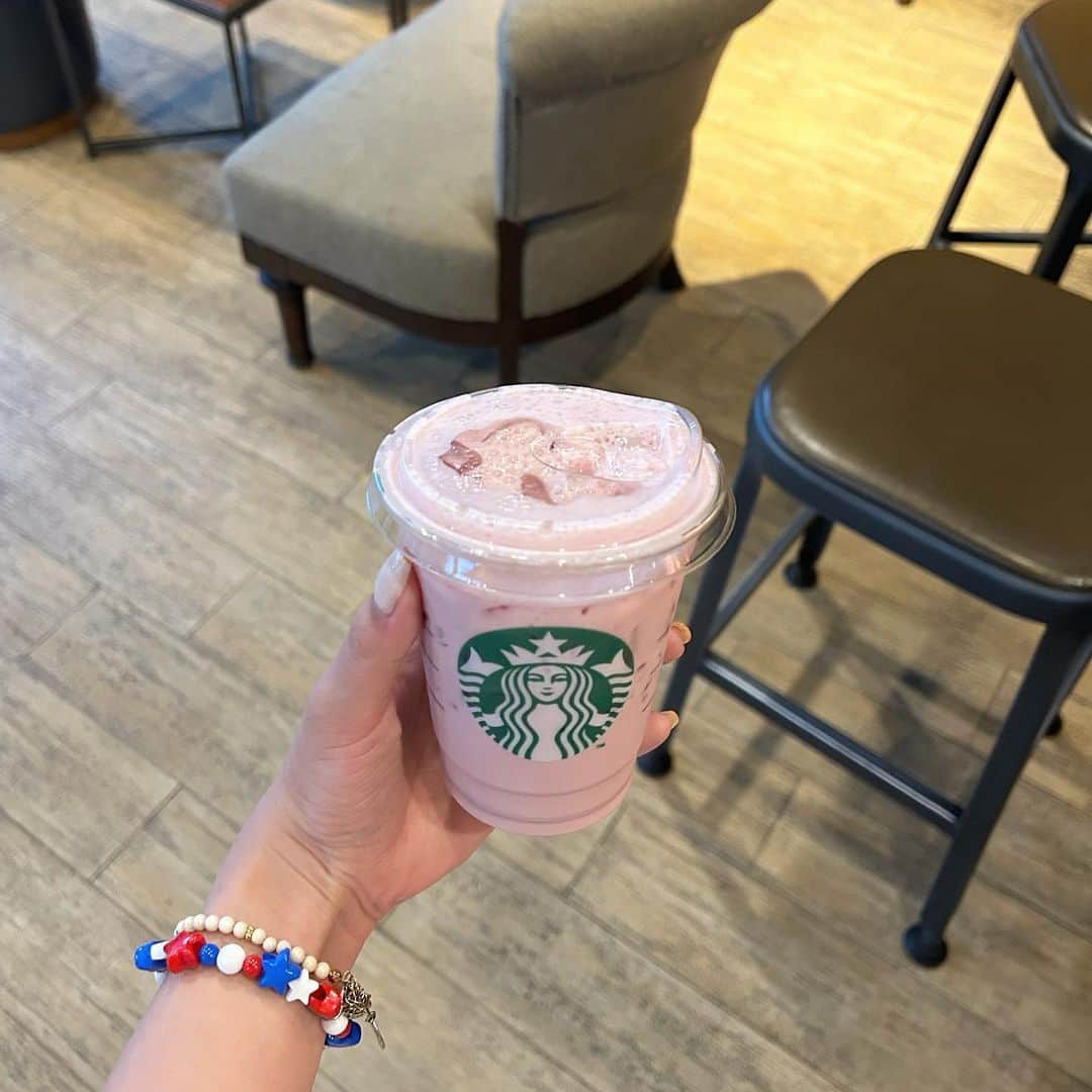 中野愛理のインスタグラム：「Aku menikmati #Jakarta . Aku menemukan minuman lezat di #Starbucks ! raspberry candy milk♡」