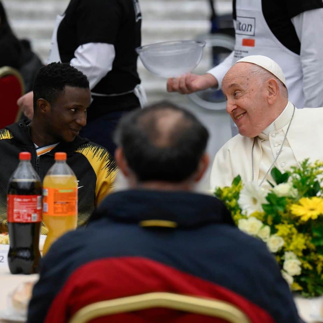 フランシスコ（ローマ教皇）さんのインスタグラム写真 - (フランシスコ（ローマ教皇）Instagram)「EN: Poverty is a scandal.  When the Lord returns, he will settle accounts with us. Let us #PrayTogether that each of us, according to the gift we received and the mission entrusted to us, may strive “to make charity bear fruit” and draw near to some poor person. #WorldDayofthePoor   PT: A pobreza é um escândalo. Quando o Senhor voltar, pedir-nos-á contas. #RezemosJuntos para que cada um, segundo o dom recebido e a missão que lhe foi confiada, se comprometa a «pôr a render a caridade» e a aproximar-se de qualquer pobre. #DiaMundialdosPobres   ES: La pobreza es un escándalo. Cuando el Señor vuelva nos pedirá cuenta. Recemos para que cada uno de nosotros, según el don recibido y la misión que le ha sido confiada, se comprometa a “hacer fructificar la caridad” y a hacerse cercano a algún pobre. #JornadaMundialdelosPobres   IT: La povertà è uno scandalo. Quando il Signore tornerà ce ne chiederà conto. #PreghiamoInsieme perché ciascuno di noi, secondo il dono ricevuto e la missione che gli è stata affidata, si impegni a “far fruttare la carità” e ad essere vicino a qualche povero. #GiornataMondialedeiPoveri   FR: La pauvreté est un scandale. Quand le Seigneur reviendra, il nous en demandera compte. #PrionsEnsemble pour que chacun de nous, selon le don qu’il a reçu et la mission qui lui a été confiée, s’efforce de “faire fructifier la charité” et d’être proche de quelque pauvre. #JournéeMondialedesPauvres   PL: Nędza jest skandalem. Kiedy Pan powróci, zapyta nas o to. Módlmy się, aby każdy z nas, zgodnie z otrzymanym darem i powierzoną misją, starał się „przynosić owoce miłości miłosiernej”, i być blisko jakiegoś biedaka.   DE: Die Armut ist ein Skandal. Wenn der Herr wiederkommt, wird er von uns Rechenschaft darüber verlangen. Beten wir, dass ein jeder von uns sich entsprechend seiner Gabe darum bemüht „die Nächstenliebe Früchte bringen zu lassen“ und dem einen oder anderen armen Menschen nahe zu sein.」11月19日 22時42分 - franciscus