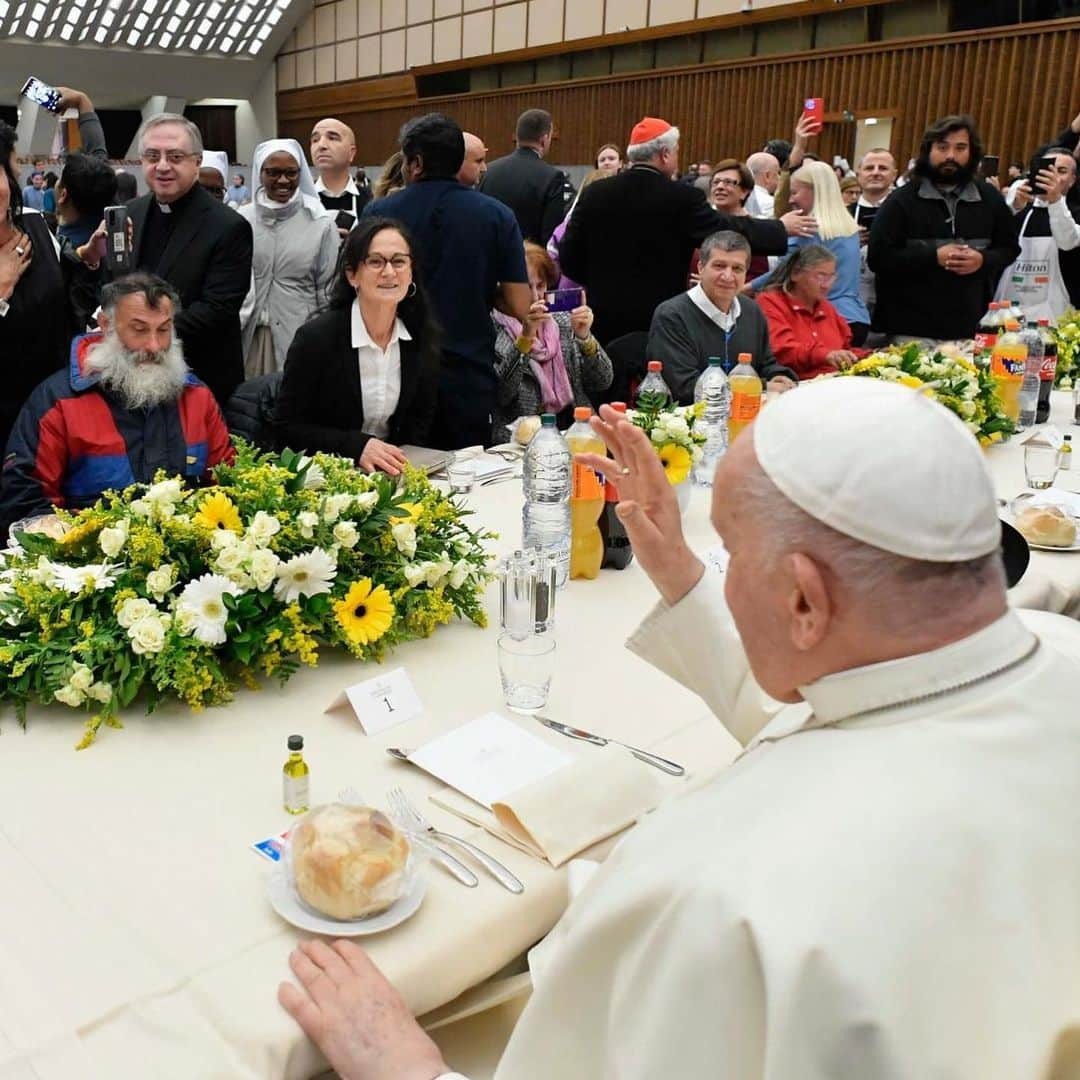 フランシスコ（ローマ教皇）さんのインスタグラム写真 - (フランシスコ（ローマ教皇）Instagram)「EN: Poverty is a scandal.  When the Lord returns, he will settle accounts with us. Let us #PrayTogether that each of us, according to the gift we received and the mission entrusted to us, may strive “to make charity bear fruit” and draw near to some poor person. #WorldDayofthePoor   PT: A pobreza é um escândalo. Quando o Senhor voltar, pedir-nos-á contas. #RezemosJuntos para que cada um, segundo o dom recebido e a missão que lhe foi confiada, se comprometa a «pôr a render a caridade» e a aproximar-se de qualquer pobre. #DiaMundialdosPobres   ES: La pobreza es un escándalo. Cuando el Señor vuelva nos pedirá cuenta. Recemos para que cada uno de nosotros, según el don recibido y la misión que le ha sido confiada, se comprometa a “hacer fructificar la caridad” y a hacerse cercano a algún pobre. #JornadaMundialdelosPobres   IT: La povertà è uno scandalo. Quando il Signore tornerà ce ne chiederà conto. #PreghiamoInsieme perché ciascuno di noi, secondo il dono ricevuto e la missione che gli è stata affidata, si impegni a “far fruttare la carità” e ad essere vicino a qualche povero. #GiornataMondialedeiPoveri   FR: La pauvreté est un scandale. Quand le Seigneur reviendra, il nous en demandera compte. #PrionsEnsemble pour que chacun de nous, selon le don qu’il a reçu et la mission qui lui a été confiée, s’efforce de “faire fructifier la charité” et d’être proche de quelque pauvre. #JournéeMondialedesPauvres   PL: Nędza jest skandalem. Kiedy Pan powróci, zapyta nas o to. Módlmy się, aby każdy z nas, zgodnie z otrzymanym darem i powierzoną misją, starał się „przynosić owoce miłości miłosiernej”, i być blisko jakiegoś biedaka.   DE: Die Armut ist ein Skandal. Wenn der Herr wiederkommt, wird er von uns Rechenschaft darüber verlangen. Beten wir, dass ein jeder von uns sich entsprechend seiner Gabe darum bemüht „die Nächstenliebe Früchte bringen zu lassen“ und dem einen oder anderen armen Menschen nahe zu sein.」11月19日 22時42分 - franciscus