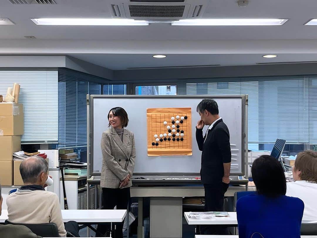 小池ジョアンナさんのインスタグラム写真 - (小池ジョアンナInstagram)「第2回目の主催囲碁イベント✨  初心者向け囲碁会 #囲碁fantasia 今回は、初心者の方と同じくらいの人数の有段者の方にもご参加いただきました！  主に有段者の方が初心者の方と対局をしながら、有段者同士、初心者同士での対局なども、、 皆さまのお陰で大変賑やかな会になりました♪  初心者の方で前回も来てくださった方は1ヶ月でメキメキ成長されていて、びっくりしました！！😆  皆さま最後の最後まで時間が過ぎるまで囲碁を打ち続けていて、 とても楽しんでいる様子が伺えました♪  初心者の方には、ルールを知らなくてもすぐに囲碁が打てるようになる #純碁 #jungo を扱っています。  そして今日は私の父も来てくれたので、まさかの急遽で ９路盤ガチンコ親子対決！！🔥  更に、なんと私たちの対局をリアルタイムで岡田結美子先生が大盤で皆さんに解説をして下さいました。  初心者の方には難しすぎる対局になりましたが、有段者の方はなかなか楽しんでもらえたかなと思います😂  パパはやっぱり強かったです！！！ 定先で3目負けでした…悔しかったけどとても楽しかったです🥺  今後も父から色々教わろうと思いました🥺  次回開催は【12月17日(日)】です🌷  囲碁の楽しさや囲碁をきっかけとした交友の輪をこれからも広めていけたらと思います✨  是非来月以降の囲碁会、お気軽にご参加ください🎶  #囲碁 #初心者向け囲碁教室 #baduk #go #gogame #围棋」11月19日 22時42分 - joan711