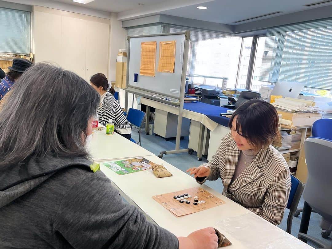 小池ジョアンナさんのインスタグラム写真 - (小池ジョアンナInstagram)「第2回目の主催囲碁イベント✨  初心者向け囲碁会 #囲碁fantasia 今回は、初心者の方と同じくらいの人数の有段者の方にもご参加いただきました！  主に有段者の方が初心者の方と対局をしながら、有段者同士、初心者同士での対局なども、、 皆さまのお陰で大変賑やかな会になりました♪  初心者の方で前回も来てくださった方は1ヶ月でメキメキ成長されていて、びっくりしました！！😆  皆さま最後の最後まで時間が過ぎるまで囲碁を打ち続けていて、 とても楽しんでいる様子が伺えました♪  初心者の方には、ルールを知らなくてもすぐに囲碁が打てるようになる #純碁 #jungo を扱っています。  そして今日は私の父も来てくれたので、まさかの急遽で ９路盤ガチンコ親子対決！！🔥  更に、なんと私たちの対局をリアルタイムで岡田結美子先生が大盤で皆さんに解説をして下さいました。  初心者の方には難しすぎる対局になりましたが、有段者の方はなかなか楽しんでもらえたかなと思います😂  パパはやっぱり強かったです！！！ 定先で3目負けでした…悔しかったけどとても楽しかったです🥺  今後も父から色々教わろうと思いました🥺  次回開催は【12月17日(日)】です🌷  囲碁の楽しさや囲碁をきっかけとした交友の輪をこれからも広めていけたらと思います✨  是非来月以降の囲碁会、お気軽にご参加ください🎶  #囲碁 #初心者向け囲碁教室 #baduk #go #gogame #围棋」11月19日 22時42分 - joan711