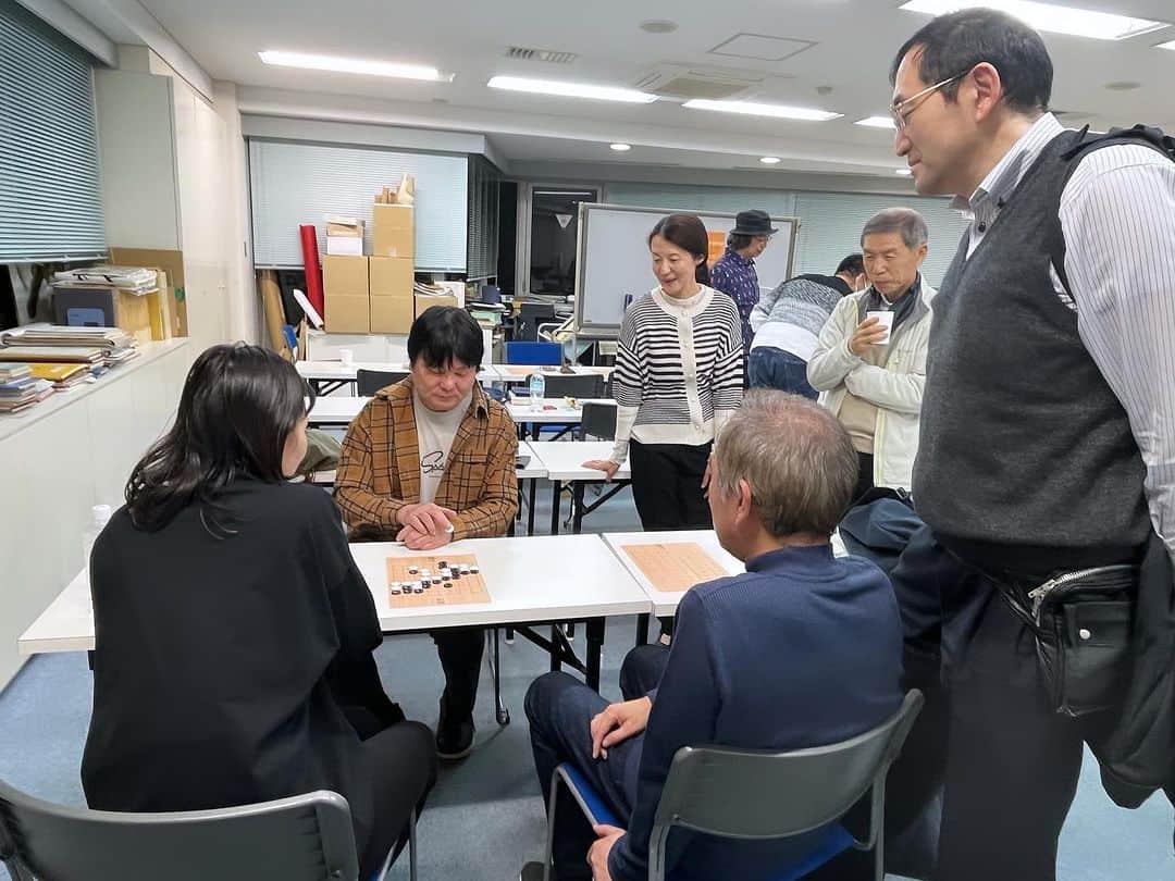 小池ジョアンナさんのインスタグラム写真 - (小池ジョアンナInstagram)「第2回目の主催囲碁イベント✨  初心者向け囲碁会 #囲碁fantasia 今回は、初心者の方と同じくらいの人数の有段者の方にもご参加いただきました！  主に有段者の方が初心者の方と対局をしながら、有段者同士、初心者同士での対局なども、、 皆さまのお陰で大変賑やかな会になりました♪  初心者の方で前回も来てくださった方は1ヶ月でメキメキ成長されていて、びっくりしました！！😆  皆さま最後の最後まで時間が過ぎるまで囲碁を打ち続けていて、 とても楽しんでいる様子が伺えました♪  初心者の方には、ルールを知らなくてもすぐに囲碁が打てるようになる #純碁 #jungo を扱っています。  そして今日は私の父も来てくれたので、まさかの急遽で ９路盤ガチンコ親子対決！！🔥  更に、なんと私たちの対局をリアルタイムで岡田結美子先生が大盤で皆さんに解説をして下さいました。  初心者の方には難しすぎる対局になりましたが、有段者の方はなかなか楽しんでもらえたかなと思います😂  パパはやっぱり強かったです！！！ 定先で3目負けでした…悔しかったけどとても楽しかったです🥺  今後も父から色々教わろうと思いました🥺  次回開催は【12月17日(日)】です🌷  囲碁の楽しさや囲碁をきっかけとした交友の輪をこれからも広めていけたらと思います✨  是非来月以降の囲碁会、お気軽にご参加ください🎶  #囲碁 #初心者向け囲碁教室 #baduk #go #gogame #围棋」11月19日 22時42分 - joan711
