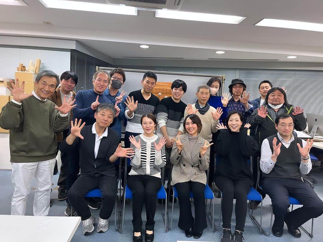 小池ジョアンナさんのインスタグラム写真 - (小池ジョアンナInstagram)「第2回目の主催囲碁イベント✨  初心者向け囲碁会 #囲碁fantasia 今回は、初心者の方と同じくらいの人数の有段者の方にもご参加いただきました！  主に有段者の方が初心者の方と対局をしながら、有段者同士、初心者同士での対局なども、、 皆さまのお陰で大変賑やかな会になりました♪  初心者の方で前回も来てくださった方は1ヶ月でメキメキ成長されていて、びっくりしました！！😆  皆さま最後の最後まで時間が過ぎるまで囲碁を打ち続けていて、 とても楽しんでいる様子が伺えました♪  初心者の方には、ルールを知らなくてもすぐに囲碁が打てるようになる #純碁 #jungo を扱っています。  そして今日は私の父も来てくれたので、まさかの急遽で ９路盤ガチンコ親子対決！！🔥  更に、なんと私たちの対局をリアルタイムで岡田結美子先生が大盤で皆さんに解説をして下さいました。  初心者の方には難しすぎる対局になりましたが、有段者の方はなかなか楽しんでもらえたかなと思います😂  パパはやっぱり強かったです！！！ 定先で3目負けでした…悔しかったけどとても楽しかったです🥺  今後も父から色々教わろうと思いました🥺  次回開催は【12月17日(日)】です🌷  囲碁の楽しさや囲碁をきっかけとした交友の輪をこれからも広めていけたらと思います✨  是非来月以降の囲碁会、お気軽にご参加ください🎶  #囲碁 #初心者向け囲碁教室 #baduk #go #gogame #围棋」11月19日 22時42分 - joan711