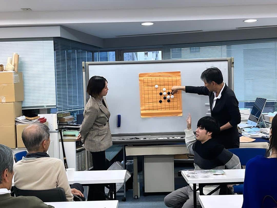 小池ジョアンナさんのインスタグラム写真 - (小池ジョアンナInstagram)「第2回目の主催囲碁イベント✨  初心者向け囲碁会 #囲碁fantasia 今回は、初心者の方と同じくらいの人数の有段者の方にもご参加いただきました！  主に有段者の方が初心者の方と対局をしながら、有段者同士、初心者同士での対局なども、、 皆さまのお陰で大変賑やかな会になりました♪  初心者の方で前回も来てくださった方は1ヶ月でメキメキ成長されていて、びっくりしました！！😆  皆さま最後の最後まで時間が過ぎるまで囲碁を打ち続けていて、 とても楽しんでいる様子が伺えました♪  初心者の方には、ルールを知らなくてもすぐに囲碁が打てるようになる #純碁 #jungo を扱っています。  そして今日は私の父も来てくれたので、まさかの急遽で ９路盤ガチンコ親子対決！！🔥  更に、なんと私たちの対局をリアルタイムで岡田結美子先生が大盤で皆さんに解説をして下さいました。  初心者の方には難しすぎる対局になりましたが、有段者の方はなかなか楽しんでもらえたかなと思います😂  パパはやっぱり強かったです！！！ 定先で3目負けでした…悔しかったけどとても楽しかったです🥺  今後も父から色々教わろうと思いました🥺  次回開催は【12月17日(日)】です🌷  囲碁の楽しさや囲碁をきっかけとした交友の輪をこれからも広めていけたらと思います✨  是非来月以降の囲碁会、お気軽にご参加ください🎶  #囲碁 #初心者向け囲碁教室 #baduk #go #gogame #围棋」11月19日 22時42分 - joan711