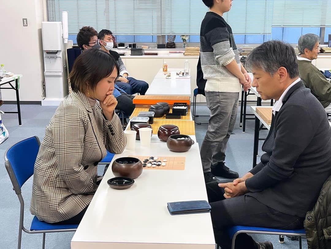 小池ジョアンナさんのインスタグラム写真 - (小池ジョアンナInstagram)「第2回目の主催囲碁イベント✨  初心者向け囲碁会 #囲碁fantasia 今回は、初心者の方と同じくらいの人数の有段者の方にもご参加いただきました！  主に有段者の方が初心者の方と対局をしながら、有段者同士、初心者同士での対局なども、、 皆さまのお陰で大変賑やかな会になりました♪  初心者の方で前回も来てくださった方は1ヶ月でメキメキ成長されていて、びっくりしました！！😆  皆さま最後の最後まで時間が過ぎるまで囲碁を打ち続けていて、 とても楽しんでいる様子が伺えました♪  初心者の方には、ルールを知らなくてもすぐに囲碁が打てるようになる #純碁 #jungo を扱っています。  そして今日は私の父も来てくれたので、まさかの急遽で ９路盤ガチンコ親子対決！！🔥  更に、なんと私たちの対局をリアルタイムで岡田結美子先生が大盤で皆さんに解説をして下さいました。  初心者の方には難しすぎる対局になりましたが、有段者の方はなかなか楽しんでもらえたかなと思います😂  パパはやっぱり強かったです！！！ 定先で3目負けでした…悔しかったけどとても楽しかったです🥺  今後も父から色々教わろうと思いました🥺  次回開催は【12月17日(日)】です🌷  囲碁の楽しさや囲碁をきっかけとした交友の輪をこれからも広めていけたらと思います✨  是非来月以降の囲碁会、お気軽にご参加ください🎶  #囲碁 #初心者向け囲碁教室 #baduk #go #gogame #围棋」11月19日 22時42分 - joan711