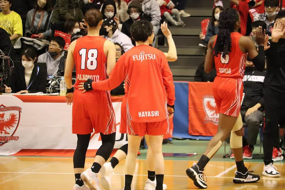 林咲希さんのインスタグラム写真 - (林咲希Instagram)「11月18日、19日 vs ENEOS  2日間たくさんの応援ありがとうございました！！ いろんな経験をした濃い2日間でした。  しっかりと次の試合、練習に向けて整理して、みんなでまたレベルアップできるよう頑張ります！  2日間本当にたくさんの応援ありがとうございました！！  そして1000得点達成しました🙇🏻‍♀️ 今まで関わって来た方々のおかげです。みんなに感謝してこれからも精一杯頑張り続けます！  ルイさんも3000得点おめでとう！！ そしてアキおかえり✨  #富士通レッドウェーブ  #wリーグ  また次会う時までに成長した姿で会えるよう頑張るのみ」11月19日 22時45分 - h_kiki__7