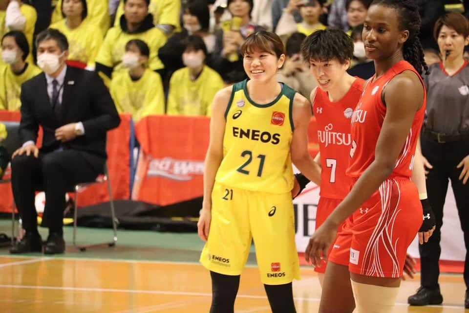 林咲希さんのインスタグラム写真 - (林咲希Instagram)「11月18日、19日 vs ENEOS  2日間たくさんの応援ありがとうございました！！ いろんな経験をした濃い2日間でした。  しっかりと次の試合、練習に向けて整理して、みんなでまたレベルアップできるよう頑張ります！  2日間本当にたくさんの応援ありがとうございました！！  そして1000得点達成しました🙇🏻‍♀️ 今まで関わって来た方々のおかげです。みんなに感謝してこれからも精一杯頑張り続けます！  ルイさんも3000得点おめでとう！！ そしてアキおかえり✨  #富士通レッドウェーブ  #wリーグ  また次会う時までに成長した姿で会えるよう頑張るのみ」11月19日 22時45分 - h_kiki__7