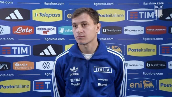 サッカーイタリア代表のインスタグラム：「Intervista a @nicolo_barella alla vigilia di #UcrainaItalia 🎙️    #Nazionale 🇮🇹 #Azzurri #VivoAzzurro」