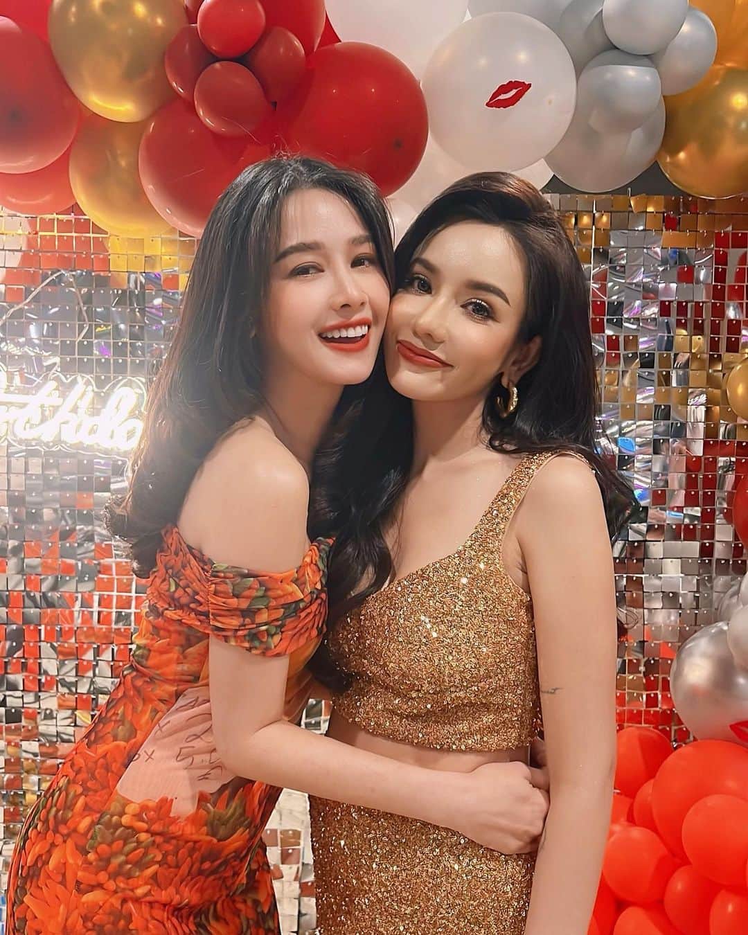 アミーナ・ピニットのインスタグラム：「มีความสุขมากๆนะเพื่อน รักนะกระต่ายแซบ ❤️‍🔥🫶🏻👭🏻 @kratai_tadsika」