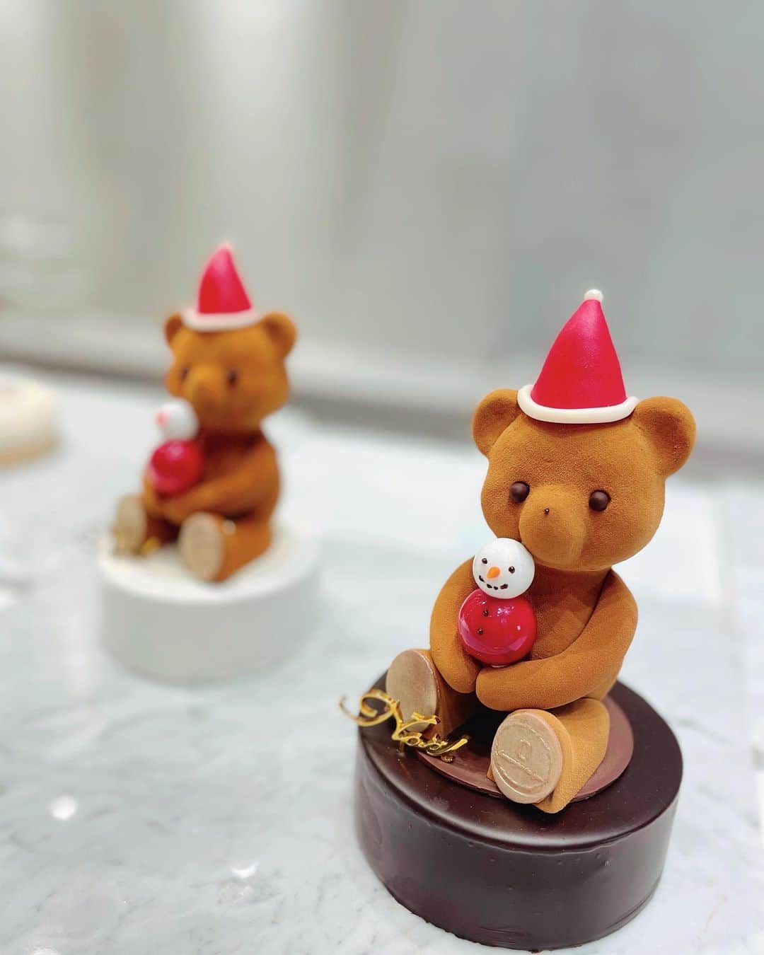寿リリカさんのインスタグラム写真 - (寿リリカInstagram)「♡ 結婚式のあとは、LOUANGE TOKYO Le Musée銀座のXmasCollectionパーティーへ🎉🎄🎂🎅💓💓 ♡ ドレスコードはホワイトorレッド🤍❤️ ♡ 美術館のような店内はクリスマスカラーになっていて、アフタヌーンティーもケーキも映え映えでかわいかったぁ😘❤️🎄🧸🎀くまのヌヌースにきゅん🧸💓 ♡ #クリスマスケーキ #クリスマス #xmascake #pr」11月19日 22時47分 - ririkakotobuki