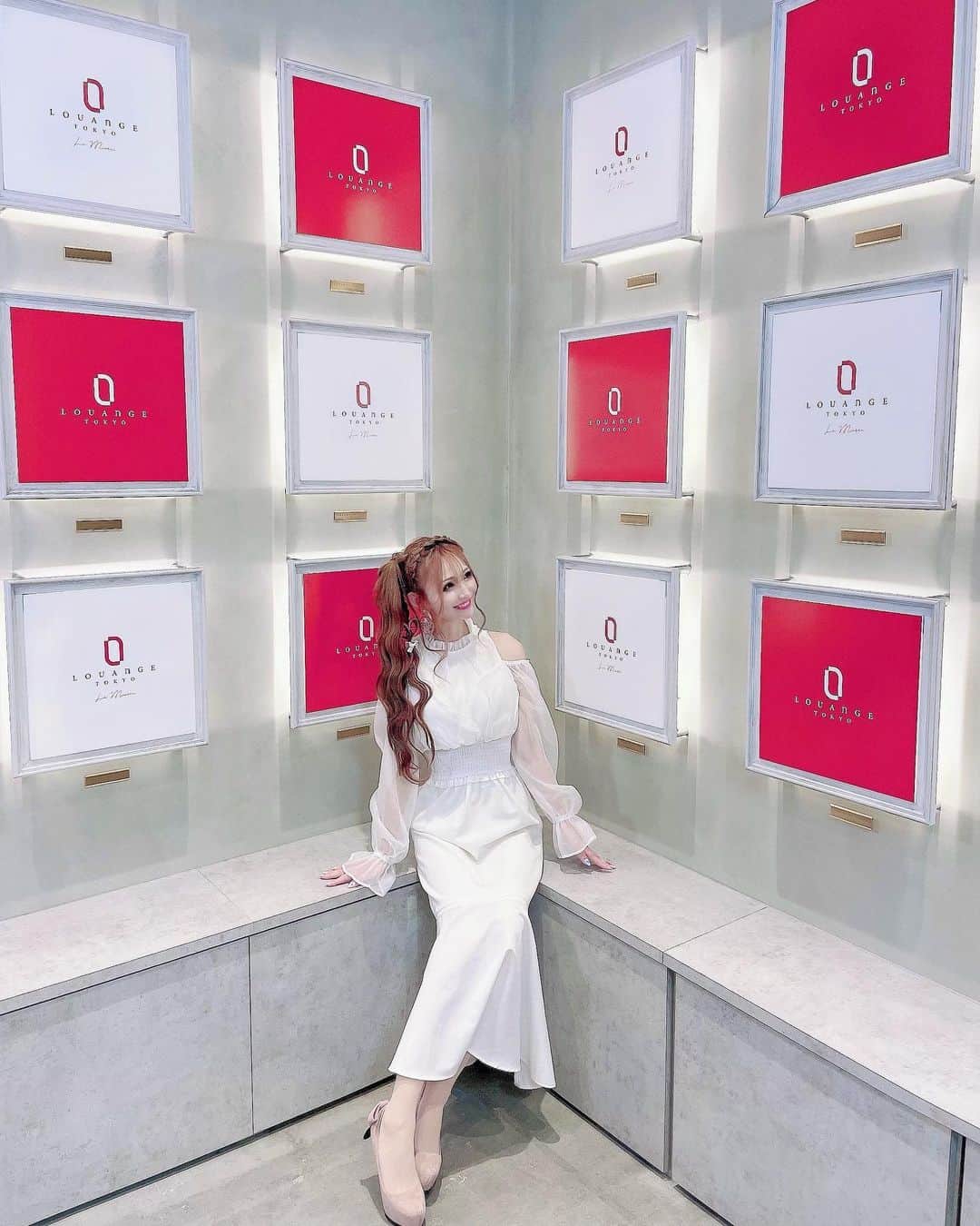 寿リリカのインスタグラム：「♡ 結婚式のあとは、LOUANGE TOKYO Le Musée銀座のXmasCollectionパーティーへ🎉🎄🎂🎅💓💓 ♡ ドレスコードはホワイトorレッド🤍❤️ ♡ 美術館のような店内はクリスマスカラーになっていて、アフタヌーンティーもケーキも映え映えでかわいかったぁ😘❤️🎄🧸🎀くまのヌヌースにきゅん🧸💓 ♡ #クリスマスケーキ #クリスマス #xmascake #pr」