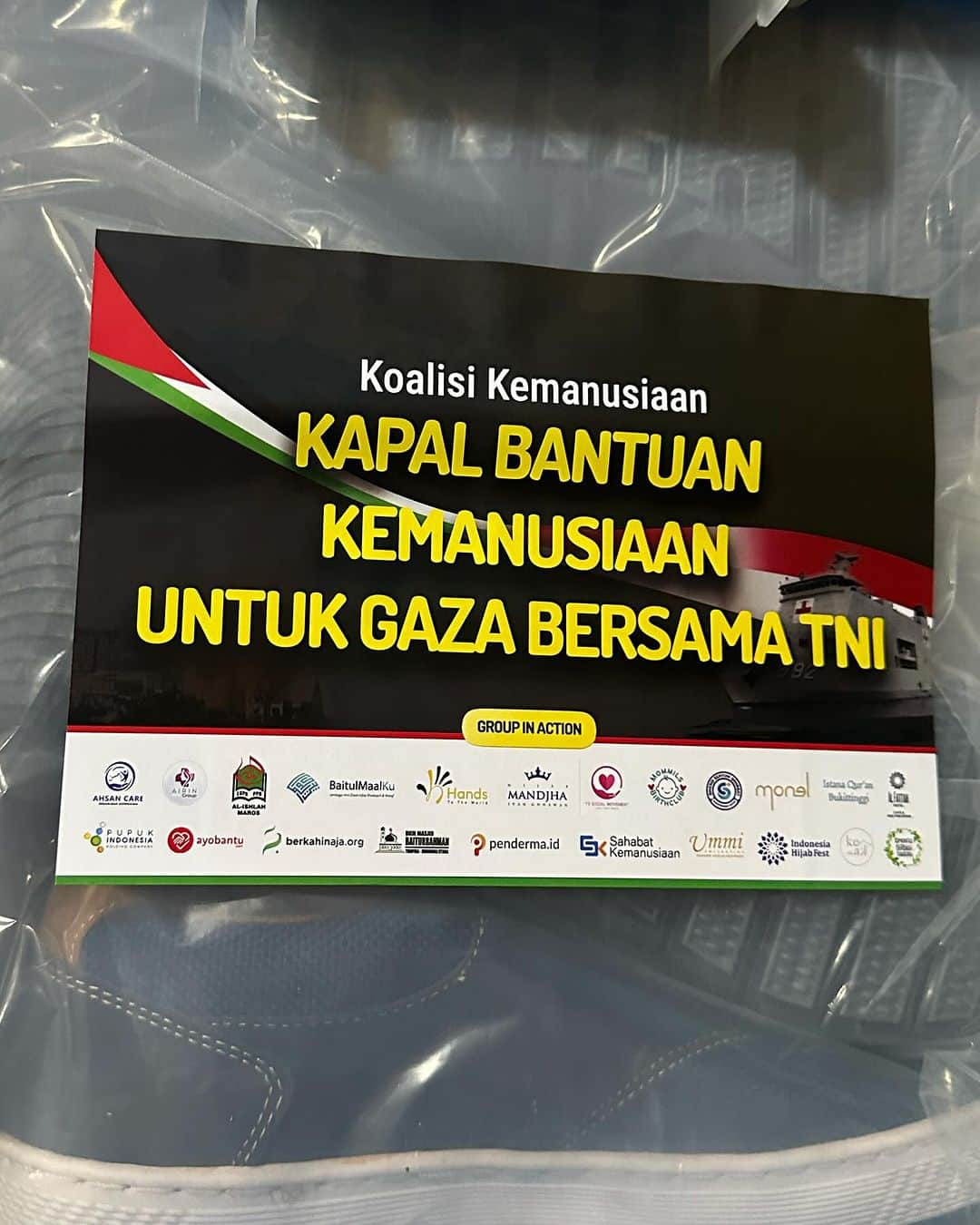 Ivan Gunawanさんのインスタグラム写真 - (Ivan GunawanInstagram)「Alhamdulillah sebagian donasi yang kak @ivan_gunawan salurkan ke Gaza melalui @handsfoundation.idn sudah tersalurkan, bersama dengan gabungan NGO/Brand dalam bantuan Kemanusiaan Indonesia untuk Gaza bersama Kapal Rumah Sakit Indonesia TNI.   InshaAllah next hadiah lain dari kak Igun sedang kita rencanakan untuk Gaza, bersamaan dengan update kondisi penyaluran ke Gaza  Kita doakan semoga seluruh NGO / Komunitas yang menggalang dana untuk Gaza, dimudahkan dalam penyaluran 😇🤲🏻  #onepostonelife #palestine #ivangunawan #🇵🇸」11月19日 22時47分 - ivan_gunawan