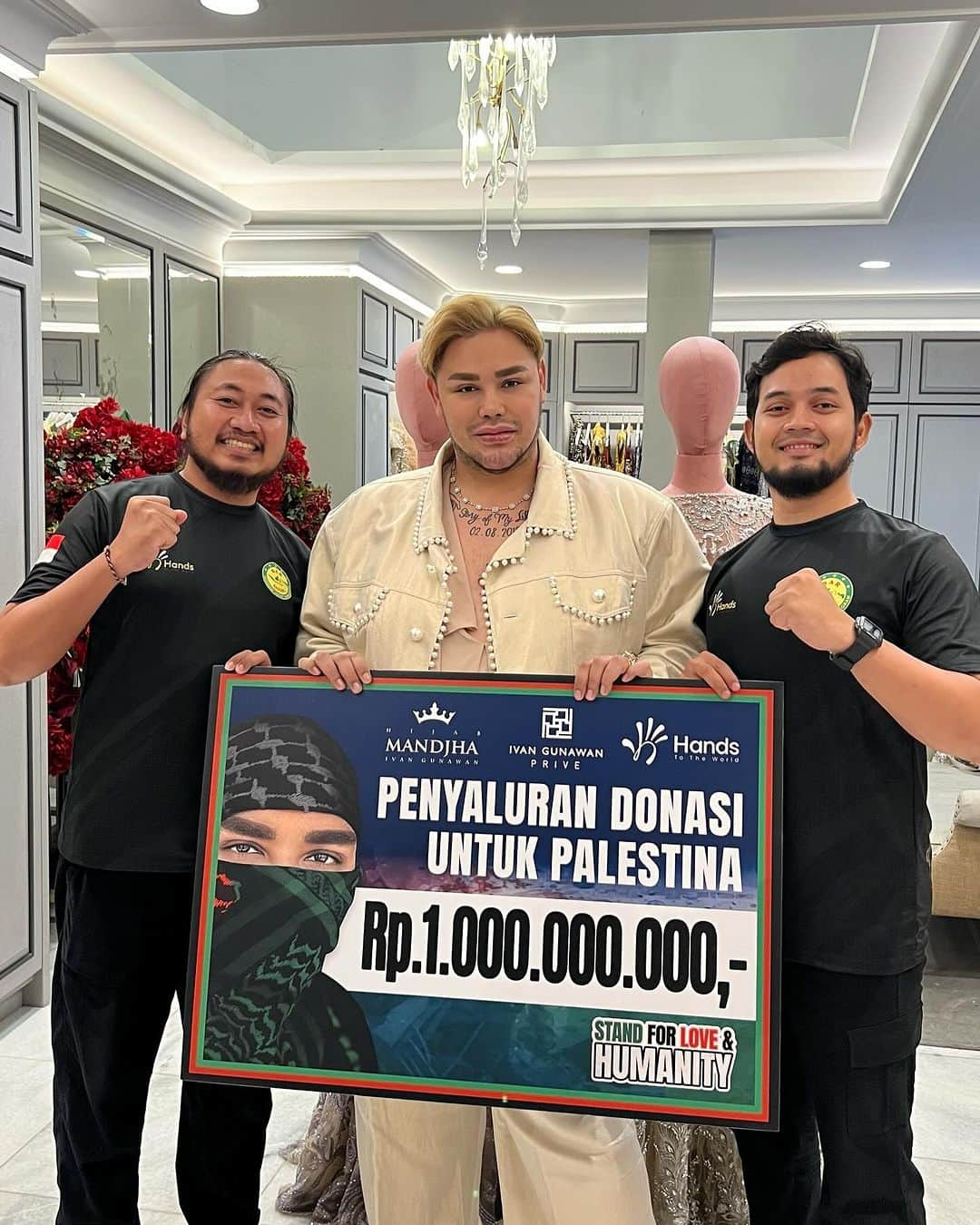 Ivan Gunawanさんのインスタグラム写真 - (Ivan GunawanInstagram)「Alhamdulillah sebagian donasi yang kak @ivan_gunawan salurkan ke Gaza melalui @handsfoundation.idn sudah tersalurkan, bersama dengan gabungan NGO/Brand dalam bantuan Kemanusiaan Indonesia untuk Gaza bersama Kapal Rumah Sakit Indonesia TNI.   InshaAllah next hadiah lain dari kak Igun sedang kita rencanakan untuk Gaza, bersamaan dengan update kondisi penyaluran ke Gaza  Kita doakan semoga seluruh NGO / Komunitas yang menggalang dana untuk Gaza, dimudahkan dalam penyaluran 😇🤲🏻  #onepostonelife #palestine #ivangunawan #🇵🇸」11月19日 22時47分 - ivan_gunawan