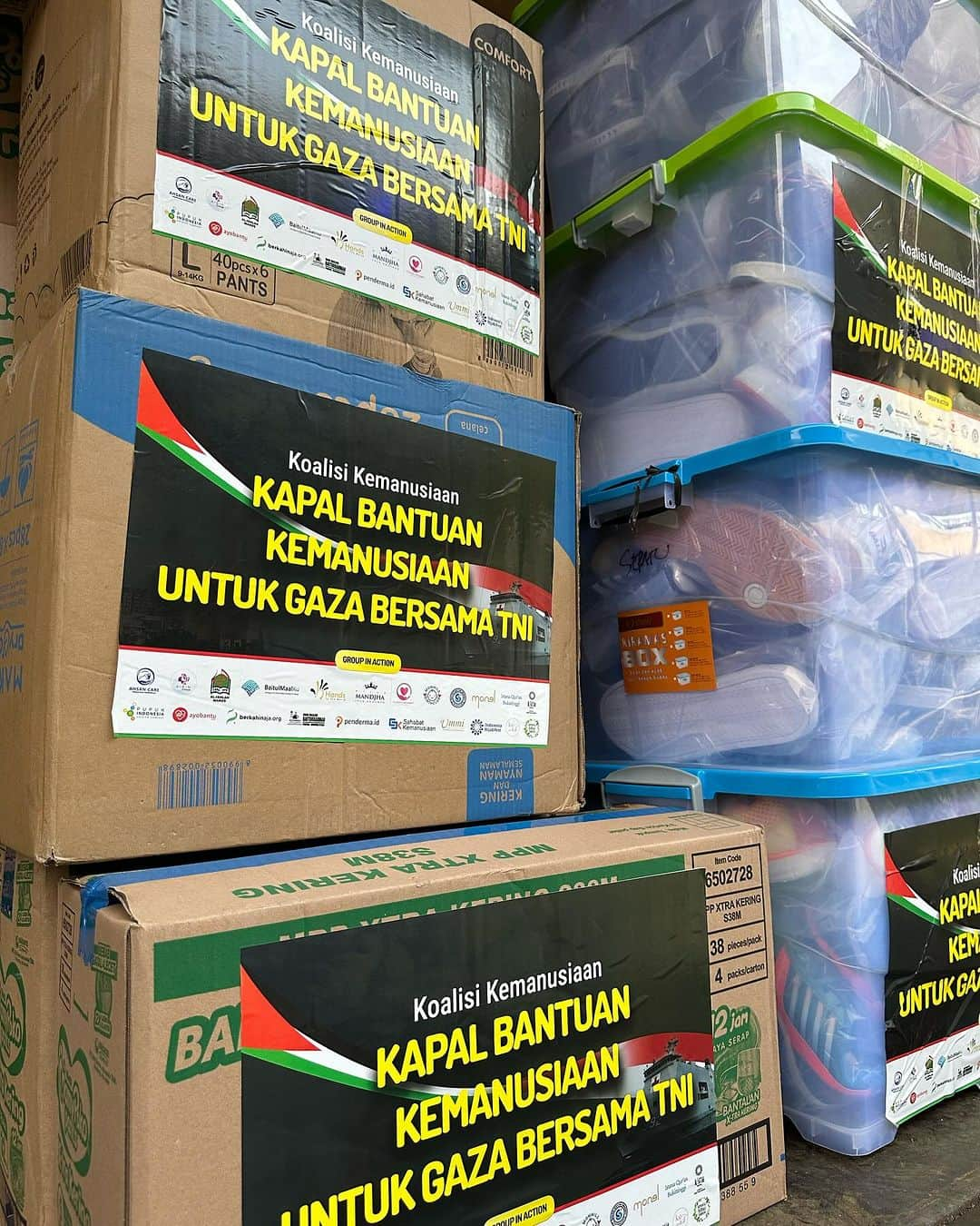 Ivan Gunawanさんのインスタグラム写真 - (Ivan GunawanInstagram)「Alhamdulillah sebagian donasi yang kak @ivan_gunawan salurkan ke Gaza melalui @handsfoundation.idn sudah tersalurkan, bersama dengan gabungan NGO/Brand dalam bantuan Kemanusiaan Indonesia untuk Gaza bersama Kapal Rumah Sakit Indonesia TNI.   InshaAllah next hadiah lain dari kak Igun sedang kita rencanakan untuk Gaza, bersamaan dengan update kondisi penyaluran ke Gaza  Kita doakan semoga seluruh NGO / Komunitas yang menggalang dana untuk Gaza, dimudahkan dalam penyaluran 😇🤲🏻  #onepostonelife #palestine #ivangunawan #🇵🇸」11月19日 22時47分 - ivan_gunawan