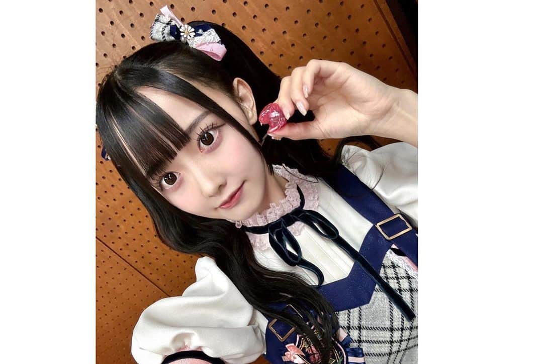 松本ももなさんのインスタグラム写真 - (松本ももなInstagram)「推し事好き？ぽしごとっ🎀 初のイヤモニさん気づいたかなぁ？👂🏻"うれちぃ  1周年記念ライブ〜美しく生きろ〜大阪🐙 みんなのおかげでここまで来る事が出来ました！  たくさんの方が会いに来てくれて 後ろの方までいっぱいで、 こんな素敵な1周年記念ライブの景色をみれて うるうるジーンと来ちゃったよ😭  みんなの笑顔と楽しそうな姿を見ることが 心から好きだなぁと思ったし また明日から頑張ろって思ってもらえる 存在でありたいな💕  大阪限定のユニットパフォーマンスもあったり 盛りだくさんでしたーー✨ ＼世界は恋に落ちている／を有難いことに たくさん褒めて頂いてたので お歌を披露できて嬉しかったです🩷  薄ピンクのペンライトや ぽしグッズもいっぱい見つけて 色々準備して会いに来てくれてありがとう！ 嬉しすぎるよ～幸せ者ですね！  ぽるすばんぐみさんも応援お届けありがとう💓 会える時ずっと待ってるね🫰🏻  これからも一緒に進んでね そしてみんなで高嶺のなでしこ作ってこ❤︎ 今日もももなだいしゅきくらぶ🥺ྀི  遅い時間になっちゃったので お家や、泊まる場所についたら 教えてね🫵🏻気をつけて帰るんだよォ！ 携帯ばっかりみてると捕まえちゃうよ👮🚨🚓💨  本当にありがとう💓みんなの事がだいしゅきだよ！   #高嶺のなでしこ」11月19日 22時48分 - momona.1012