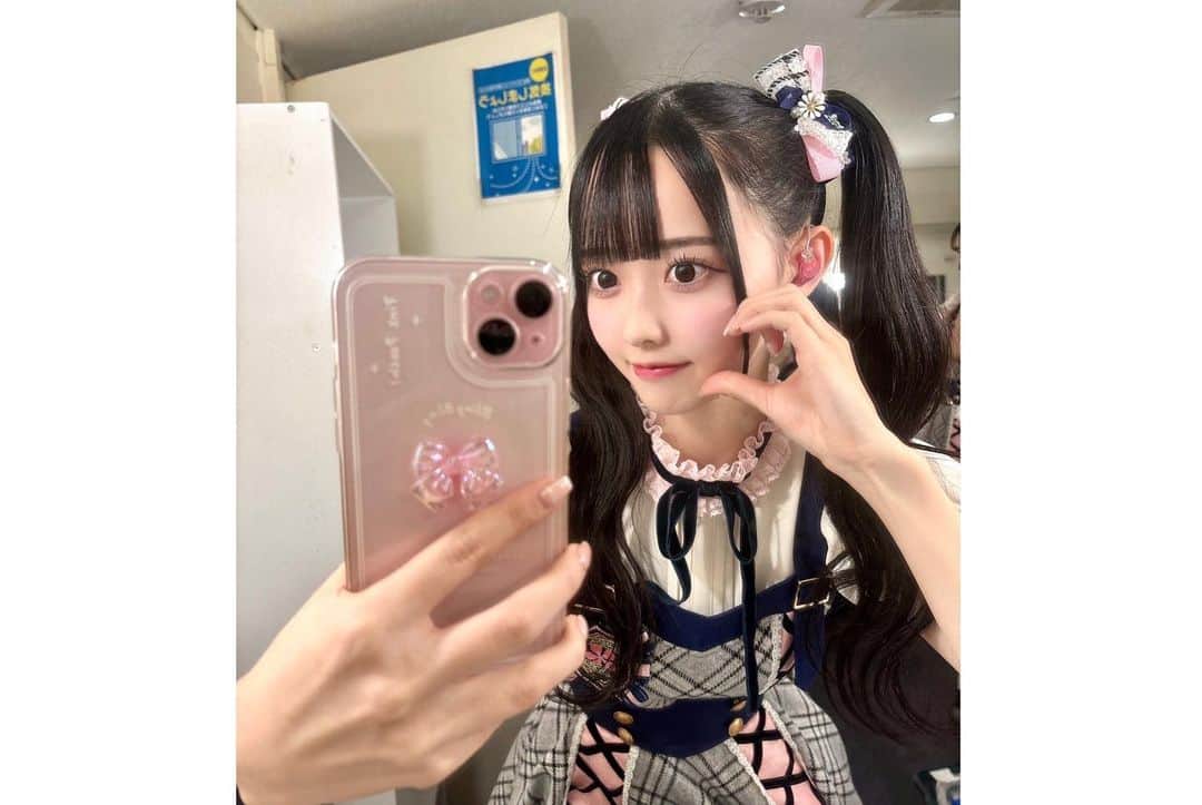 松本ももなさんのインスタグラム写真 - (松本ももなInstagram)「推し事好き？ぽしごとっ🎀 初のイヤモニさん気づいたかなぁ？👂🏻"うれちぃ  1周年記念ライブ〜美しく生きろ〜大阪🐙 みんなのおかげでここまで来る事が出来ました！  たくさんの方が会いに来てくれて 後ろの方までいっぱいで、 こんな素敵な1周年記念ライブの景色をみれて うるうるジーンと来ちゃったよ😭  みんなの笑顔と楽しそうな姿を見ることが 心から好きだなぁと思ったし また明日から頑張ろって思ってもらえる 存在でありたいな💕  大阪限定のユニットパフォーマンスもあったり 盛りだくさんでしたーー✨ ＼世界は恋に落ちている／を有難いことに たくさん褒めて頂いてたので お歌を披露できて嬉しかったです🩷  薄ピンクのペンライトや ぽしグッズもいっぱい見つけて 色々準備して会いに来てくれてありがとう！ 嬉しすぎるよ～幸せ者ですね！  ぽるすばんぐみさんも応援お届けありがとう💓 会える時ずっと待ってるね🫰🏻  これからも一緒に進んでね そしてみんなで高嶺のなでしこ作ってこ❤︎ 今日もももなだいしゅきくらぶ🥺ྀི  遅い時間になっちゃったので お家や、泊まる場所についたら 教えてね🫵🏻気をつけて帰るんだよォ！ 携帯ばっかりみてると捕まえちゃうよ👮🚨🚓💨  本当にありがとう💓みんなの事がだいしゅきだよ！   #高嶺のなでしこ」11月19日 22時48分 - momona.1012