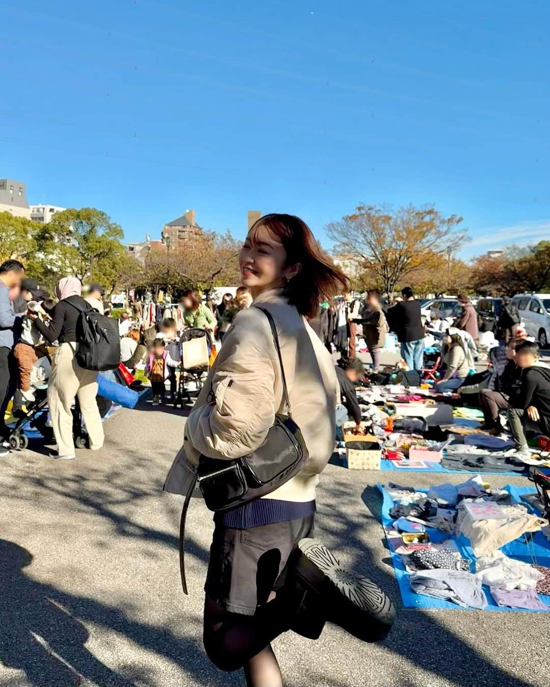 のインスタグラム：「. 最高にお天気がよかった今日は家族day👨‍👩‍👧‍👧👨‍👩‍👧‍👧  フリマ遊びに行ったり、フードコートで大好きなラーメン食べて🍜久々の大皿で食べる母親のご飯、親父の膝を占領してるめめみみ🐶🐶家族みんなでサザエさんとじゃんけん✋たくさんチャージできました🔌  ジンジャーブレットラテにメリークリームにするはずが、 クレームブリュレラテにしてしまった🤣☕️ 注文する時すごい噛んでなんか言いにくいなって思ってたのにメリークリームがあったことが嬉しくて気づけなかった😗とっても甘かった🎄」