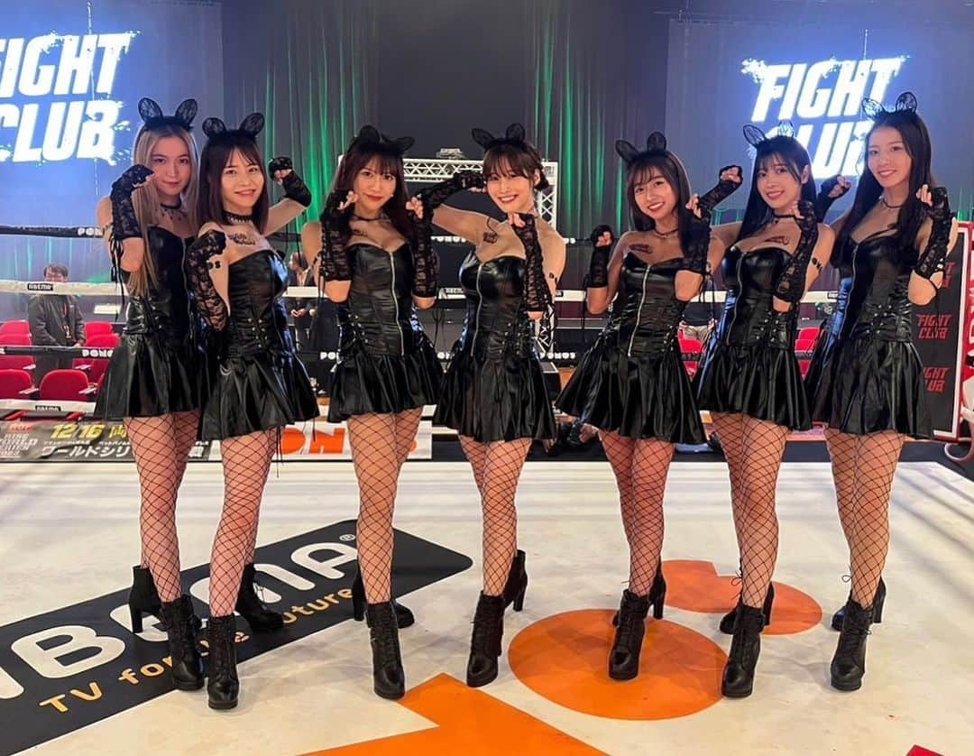 桜りんのインスタグラム：「#FIGHTCLUB 🔥  鳥肌すごかったです、、、。　 ふぁぁ…。　言葉にできないこの感覚なんだろう…。とにかく凄かった🥲💫　 選手の皆様、関係者の皆様本当にお疲れ様でした🙇‍♀️  ラウンドガールはいつもと違うブラックにゃんこコスチュームでした🐱🖤」