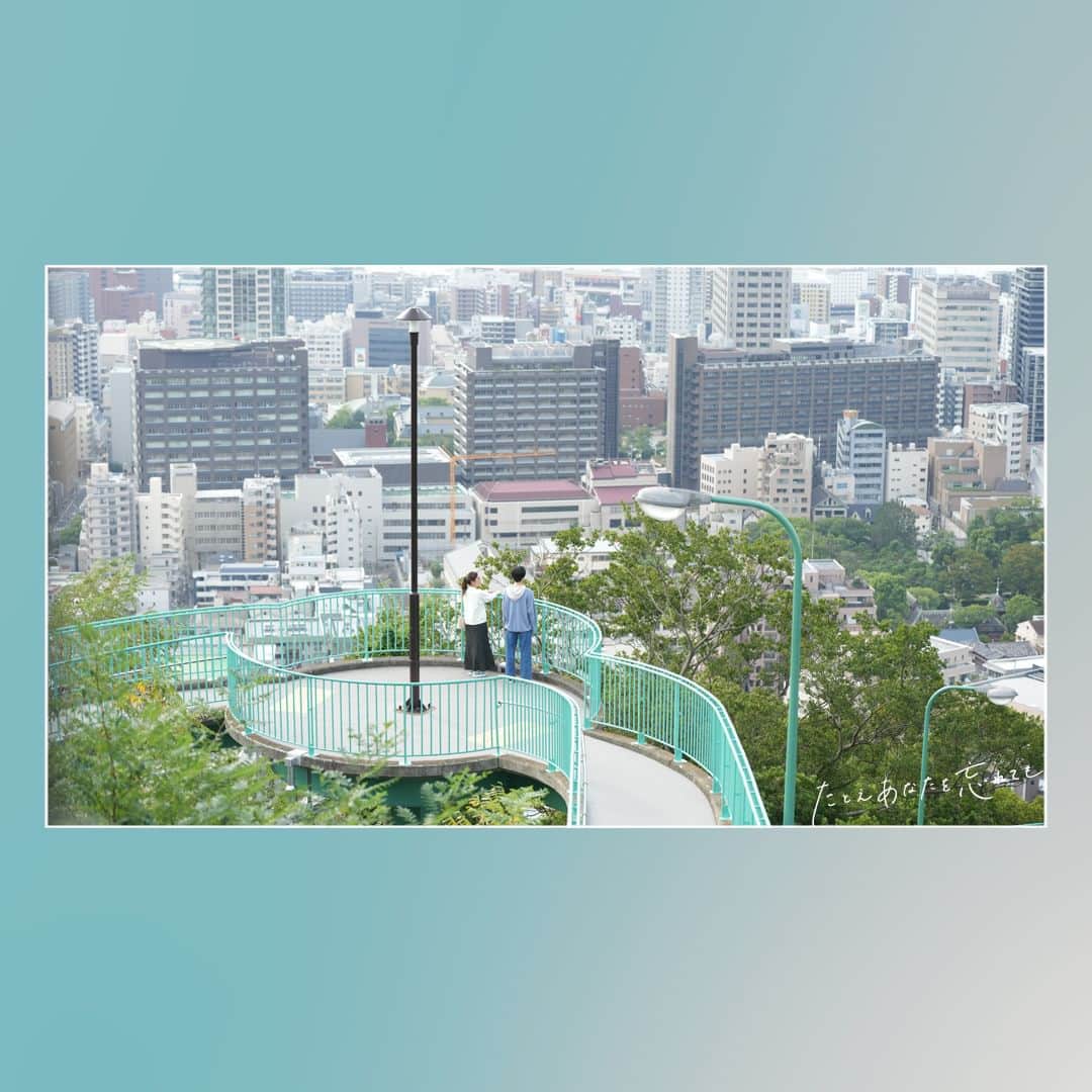 たとえあなたを忘れてものインスタグラム：「. ／ #たとえあなたを忘れても 第5️⃣話放送まであと1️⃣0️⃣分🫧 ＼   #あな忘 場面写真📷  素敵な景色をバックにふたりで写真を撮る 空(#萩原利久)と沙菜(#岡田結実)🫧  🚚このあと よる11時スタート🎹」