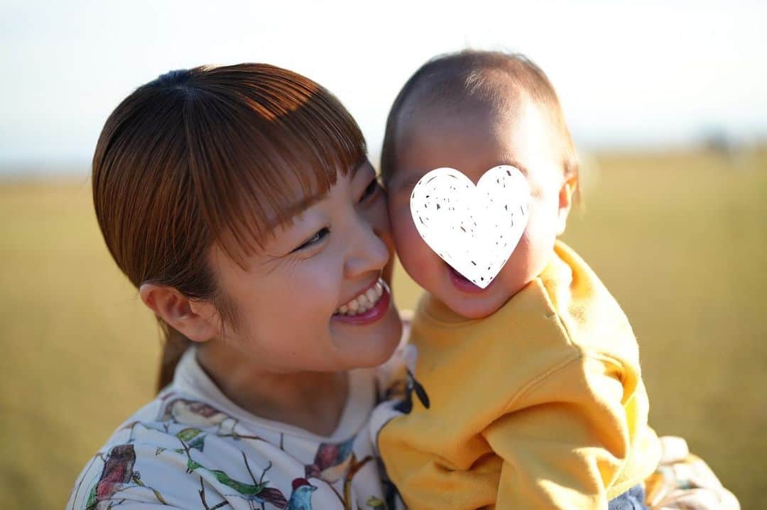 柳原可奈子さんのインスタグラム写真 - (柳原可奈子Instagram)「今日は家族でお散歩して 公園で日向ぼっこして過ごしたよ✌️✨ お姉ちゃんはバギーを押されてウトウト😴💕 ポカポカお天気の中、気持ち良さそうに寝ていました☺️  次女ちゃんい〜〜っぱい抱っこして❤️ 夜ご飯は今シーズン初お鍋を食べたよ😋 (お鍋さん今年の冬も頼りにしてまっせ〜👍)  穏やかな良い一日でした😊」11月19日 22時52分 - yanagihara_kanako_