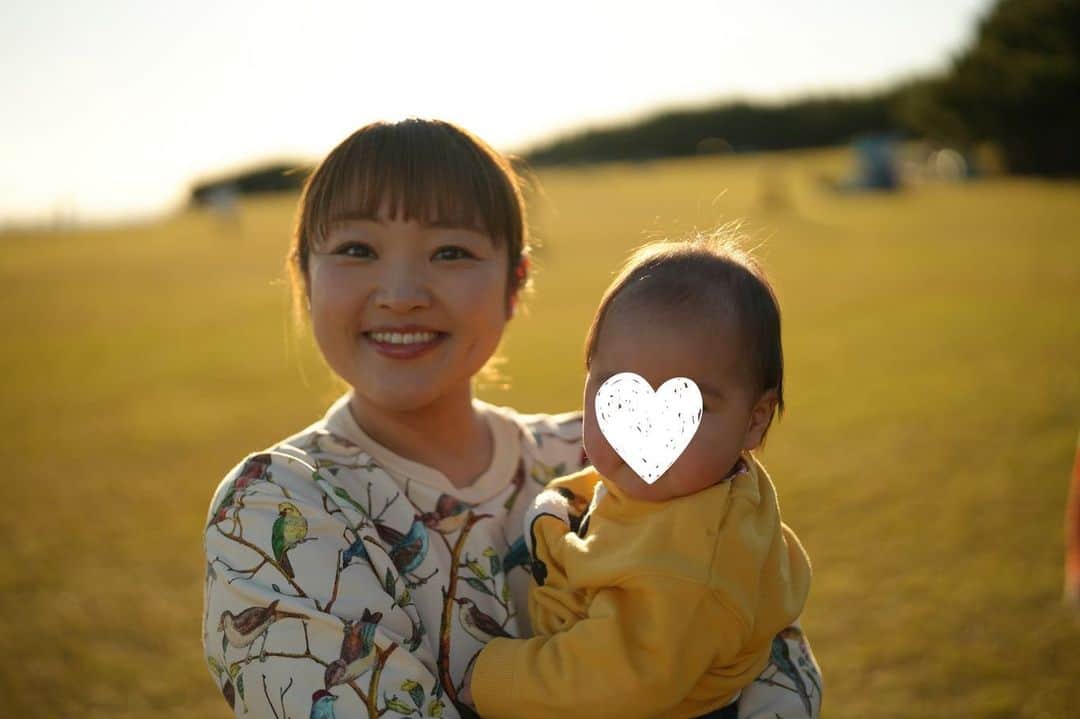 柳原可奈子さんのインスタグラム写真 - (柳原可奈子Instagram)「今日は家族でお散歩して 公園で日向ぼっこして過ごしたよ✌️✨ お姉ちゃんはバギーを押されてウトウト😴💕 ポカポカお天気の中、気持ち良さそうに寝ていました☺️  次女ちゃんい〜〜っぱい抱っこして❤️ 夜ご飯は今シーズン初お鍋を食べたよ😋 (お鍋さん今年の冬も頼りにしてまっせ〜👍)  穏やかな良い一日でした😊」11月19日 22時52分 - yanagihara_kanako_