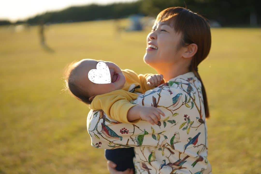 柳原可奈子さんのインスタグラム写真 - (柳原可奈子Instagram)「今日は家族でお散歩して 公園で日向ぼっこして過ごしたよ✌️✨ お姉ちゃんはバギーを押されてウトウト😴💕 ポカポカお天気の中、気持ち良さそうに寝ていました☺️  次女ちゃんい〜〜っぱい抱っこして❤️ 夜ご飯は今シーズン初お鍋を食べたよ😋 (お鍋さん今年の冬も頼りにしてまっせ〜👍)  穏やかな良い一日でした😊」11月19日 22時52分 - yanagihara_kanako_