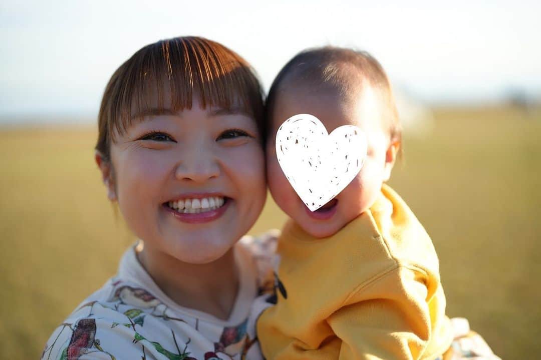 柳原可奈子さんのインスタグラム写真 - (柳原可奈子Instagram)「今日は家族でお散歩して 公園で日向ぼっこして過ごしたよ✌️✨ お姉ちゃんはバギーを押されてウトウト😴💕 ポカポカお天気の中、気持ち良さそうに寝ていました☺️  次女ちゃんい〜〜っぱい抱っこして❤️ 夜ご飯は今シーズン初お鍋を食べたよ😋 (お鍋さん今年の冬も頼りにしてまっせ〜👍)  穏やかな良い一日でした😊」11月19日 22時52分 - yanagihara_kanako_