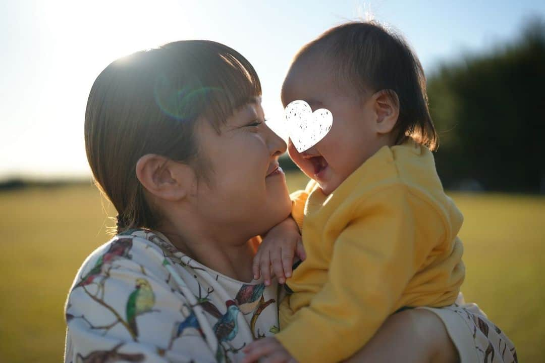 柳原可奈子のインスタグラム：「今日は家族でお散歩して 公園で日向ぼっこして過ごしたよ✌️✨ お姉ちゃんはバギーを押されてウトウト😴💕 ポカポカお天気の中、気持ち良さそうに寝ていました☺️  次女ちゃんい〜〜っぱい抱っこして❤️ 夜ご飯は今シーズン初お鍋を食べたよ😋 (お鍋さん今年の冬も頼りにしてまっせ〜👍)  穏やかな良い一日でした😊」