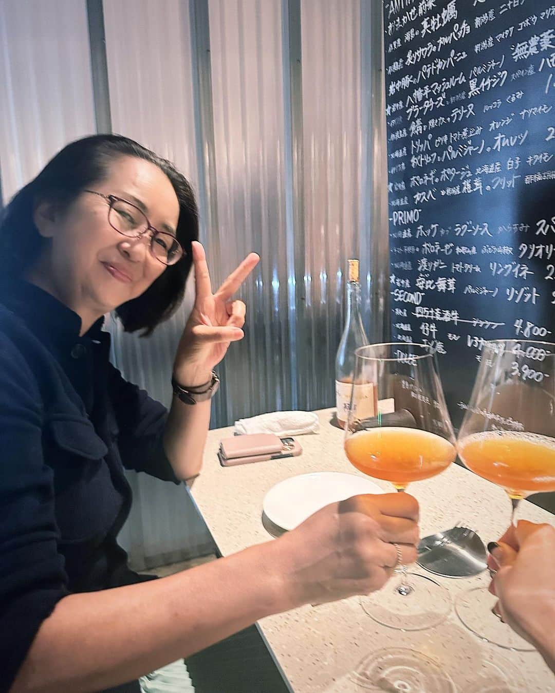 風間ゆみえのインスタグラム：「「今どこ？」  まるで恋人へのメールみたいに、笑  G「バスに乗って帰るところだよ」  Y「なんてグッドタイミング‼︎ 一緒にご飯食べよう！ダメ？🥹」  G「Brutto聞いてみようか」  なんだかそわそわして真っ直ぐお家に帰りたくない日、LOVE❤️ぐんちゃん、いや、改、彩弓さん。 彩弓さんって響きがきれいだから、オレンジワイン2杯目のあたりで、これからはさゆみさんと呼ぶことになりまして。  嬉しいとすぐにはしゃぐし、はしゃいでると、お腹すいてブリュット美味しいからさらに、沢山食べちゃって、ごうくん(ブリュットオーナーシェフもこのときについた愛称、私しか呼んでないけど、笑)にも驚かれる。驚いてるのに、追加のパスタは山盛りで、歩いて帰るし！と意気込んでいたら彩弓さんから(早速慣れていくためにさゆみさん)1キロもないよー。笑、あ、足りないか… じゃ、早起き頑張る、ヨガ行く、志は常に高い。それも大事😛  さゆみさん、 @sayumi7 さゆみちゃん、さゆみん(まゆみん風に) @sadamayumi さゆみさん、まだ慣れない、、、  彩弓さんとは30年を越えたお付き合いになってきまして、ずいぶんと大人になっているのね… そう、私がスタイリストになったきっかけを、というより、私をスタイリストにした人が彩弓さん。 そんな話をここでおしゃべりしても誰も読まないだろうから割愛するけど、チャーミングな大先輩であり、私の今世において大きく意味をもたらした人でもあって。感謝でいっぱい。大好きです。告白♡笑　 これからも、よろしくお願いします✨」