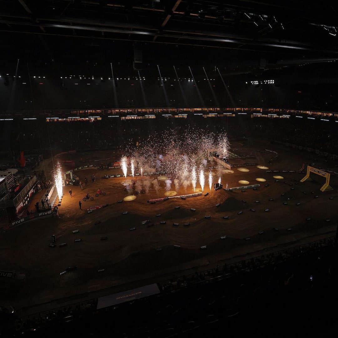 Racer X Onlineのインスタグラム：「Good morning from Paris 🇫🇷 Jo Shimoda kicking everything off on Day 2 with SX2 Race 1 win 🏁 @supercross_de_paris Photos: @crunch724 #ParisSupercross」
