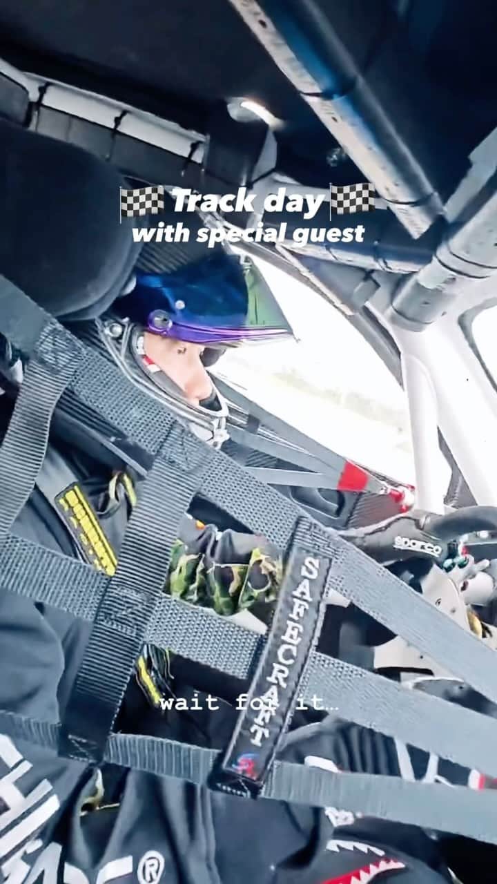 林俊傑のインスタグラム：「Track day with special guest… 賽道日 還有有特別來賓！  #gt3cup #trackday」