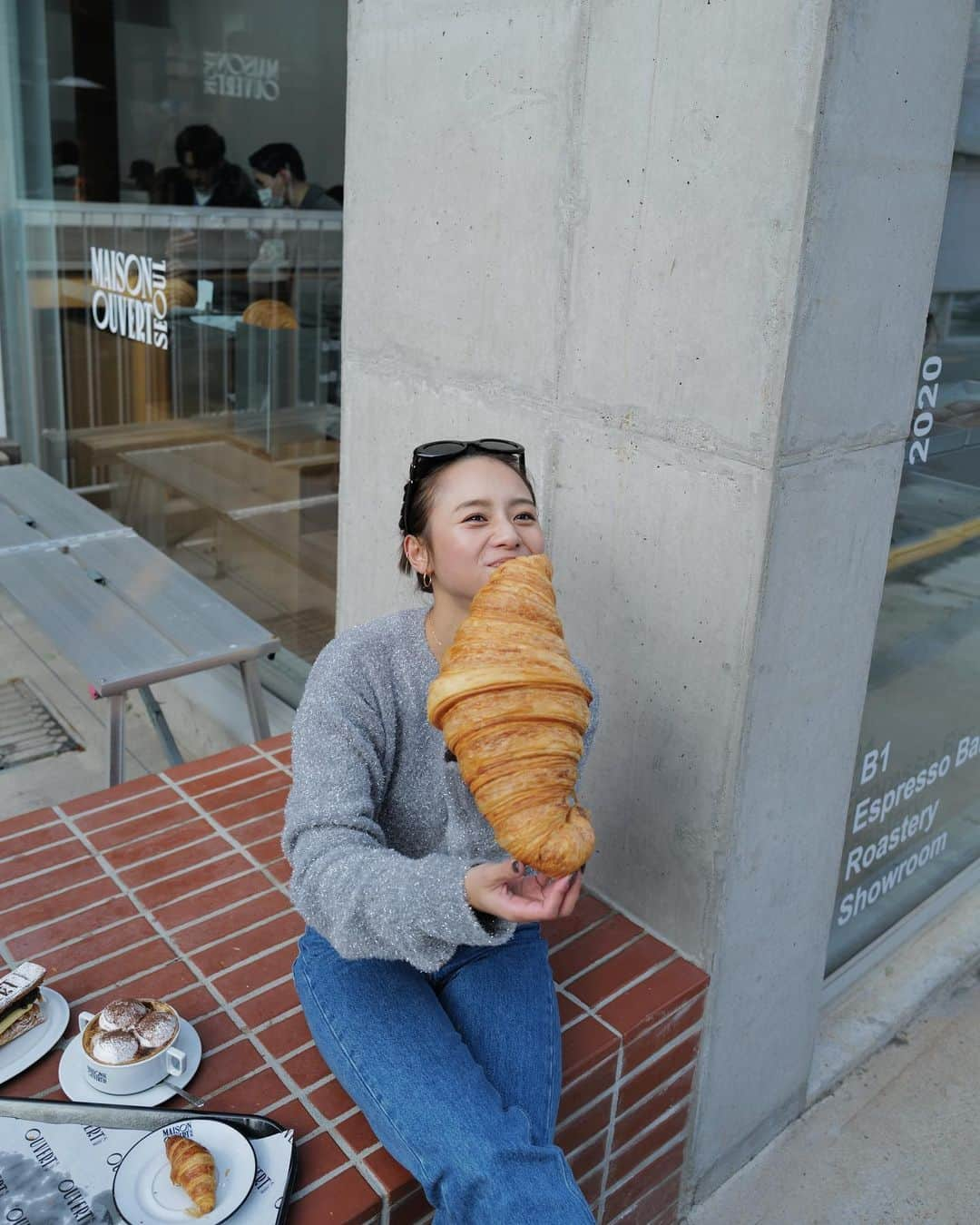 伊原葵さんのインスタグラム写真 - (伊原葵Instagram)「大きすぎクロワッサン🥐😂💕  クロワッサン好きやねんけど、ほんまにでかすぎ。笑 偽物？って聞かれたけど、本物よ！🤣 ミニサイズもついてくるセットだよー♡  見た目だけではなく、美味しいよー☝️✨  食べきれない分は、お持ち帰りできるよ！！  📍 @ouvert_seoul   #korea #Seoul #aoinotrip」11月19日 23時04分 - aoi186