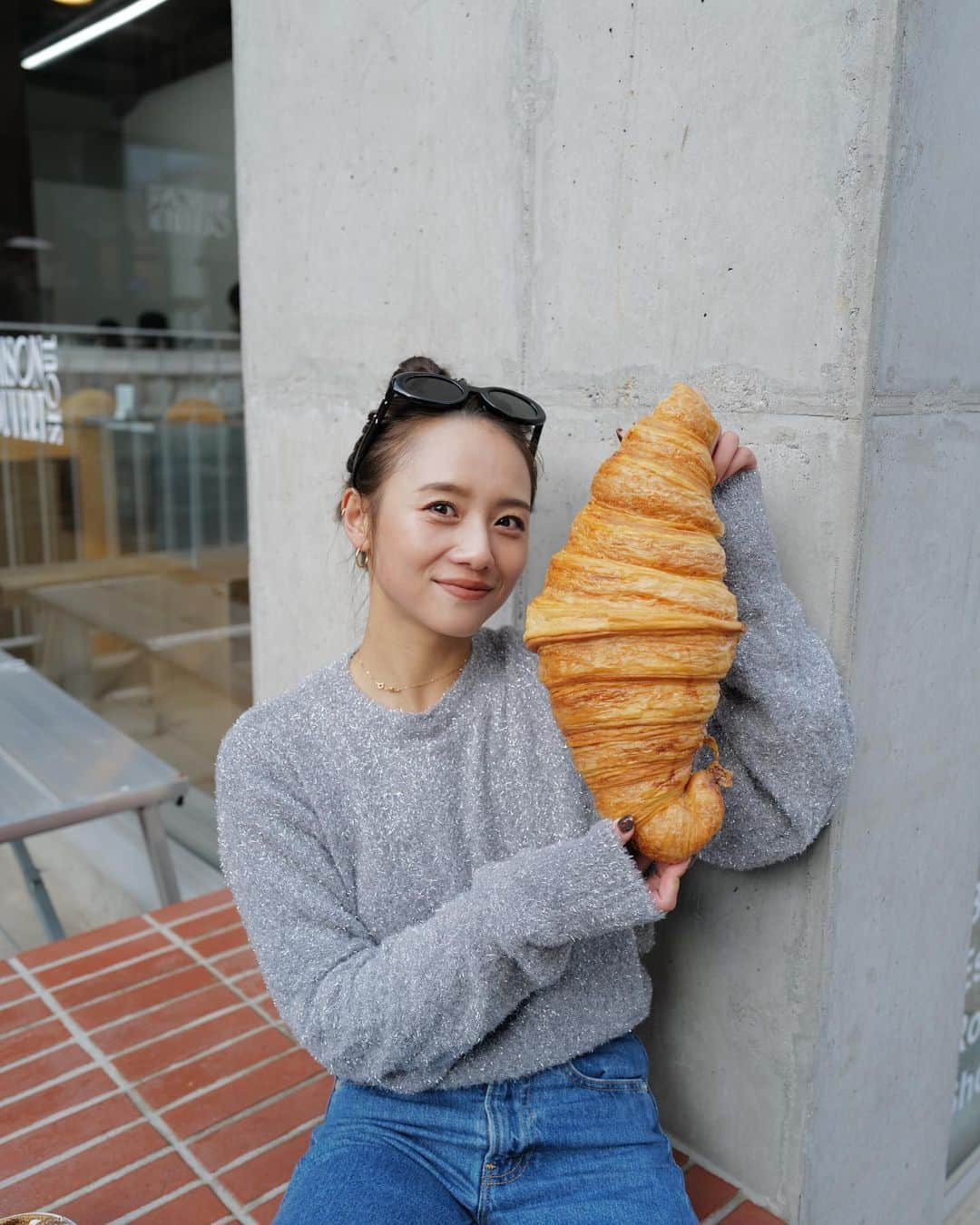 伊原葵さんのインスタグラム写真 - (伊原葵Instagram)「大きすぎクロワッサン🥐😂💕  クロワッサン好きやねんけど、ほんまにでかすぎ。笑 偽物？って聞かれたけど、本物よ！🤣 ミニサイズもついてくるセットだよー♡  見た目だけではなく、美味しいよー☝️✨  食べきれない分は、お持ち帰りできるよ！！  📍 @ouvert_seoul   #korea #Seoul #aoinotrip」11月19日 23時04分 - aoi186