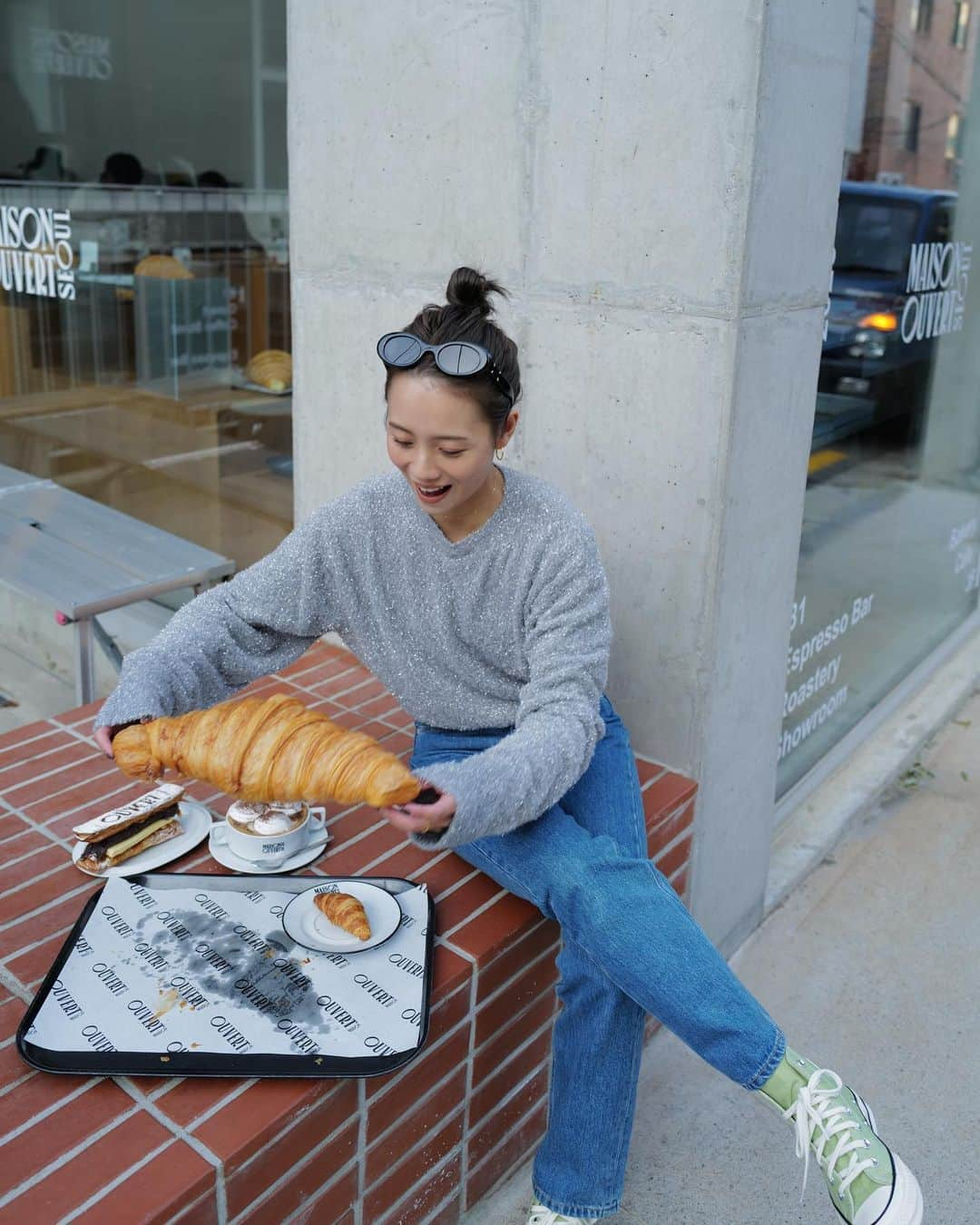 伊原葵さんのインスタグラム写真 - (伊原葵Instagram)「大きすぎクロワッサン🥐😂💕  クロワッサン好きやねんけど、ほんまにでかすぎ。笑 偽物？って聞かれたけど、本物よ！🤣 ミニサイズもついてくるセットだよー♡  見た目だけではなく、美味しいよー☝️✨  食べきれない分は、お持ち帰りできるよ！！  📍 @ouvert_seoul   #korea #Seoul #aoinotrip」11月19日 23時04分 - aoi186