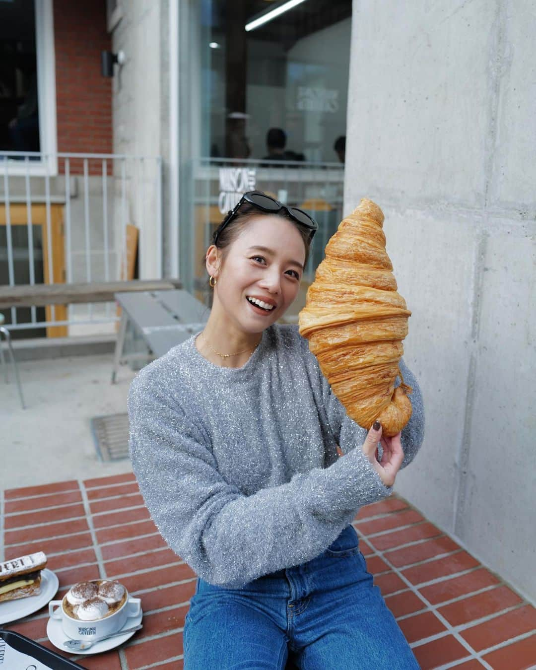 伊原葵さんのインスタグラム写真 - (伊原葵Instagram)「大きすぎクロワッサン🥐😂💕  クロワッサン好きやねんけど、ほんまにでかすぎ。笑 偽物？って聞かれたけど、本物よ！🤣 ミニサイズもついてくるセットだよー♡  見た目だけではなく、美味しいよー☝️✨  食べきれない分は、お持ち帰りできるよ！！  📍 @ouvert_seoul   #korea #Seoul #aoinotrip」11月19日 23時04分 - aoi186